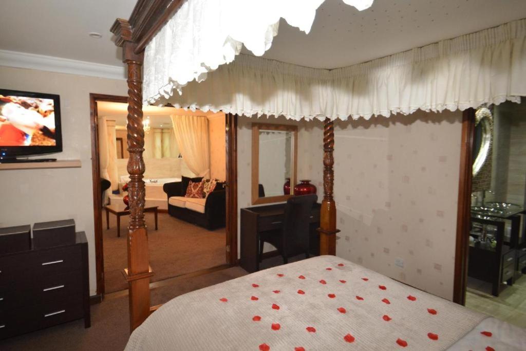 Honeymoon Suite - Photo 3