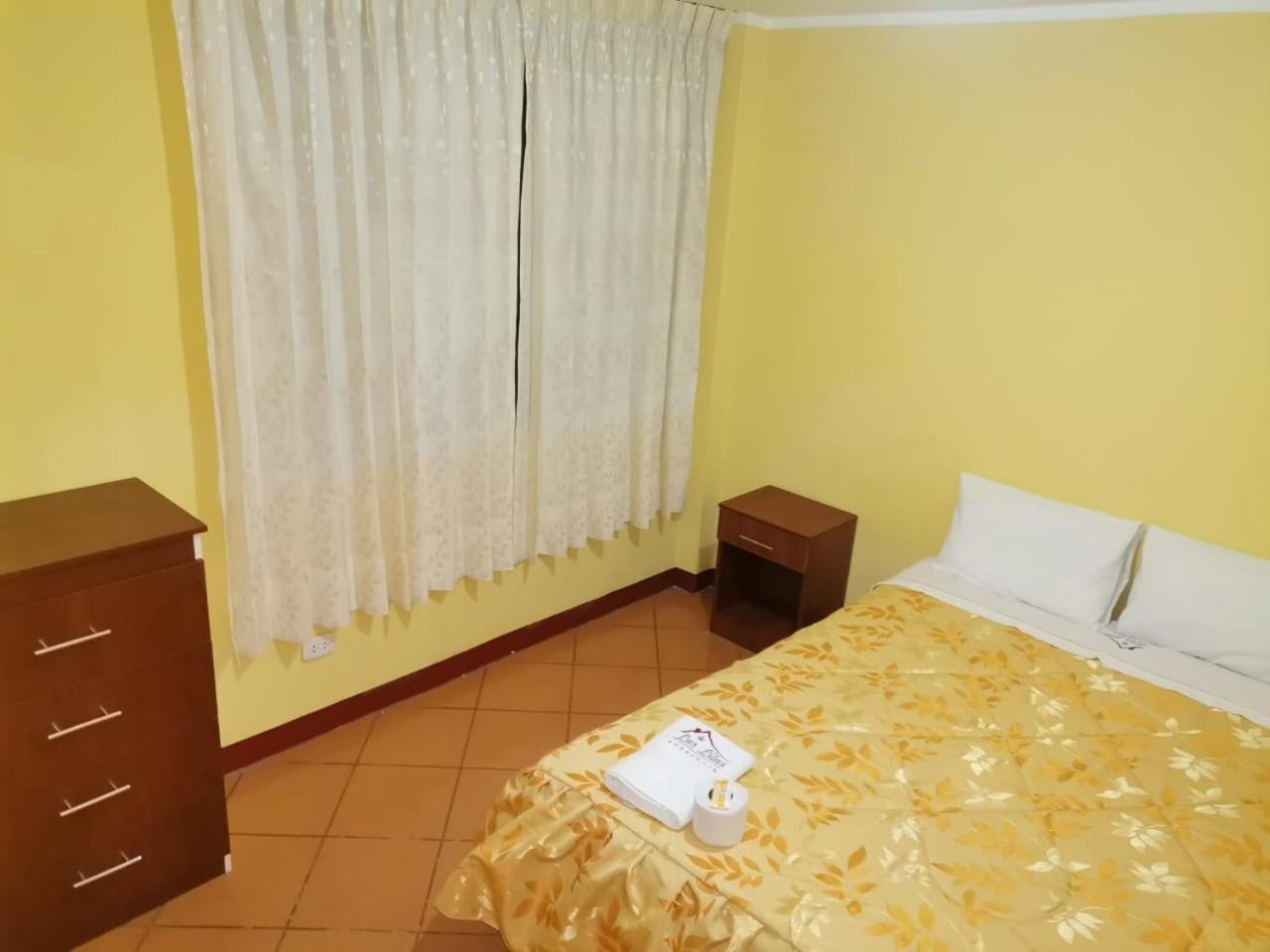 Queen Room with Shared Bathroom photo 3