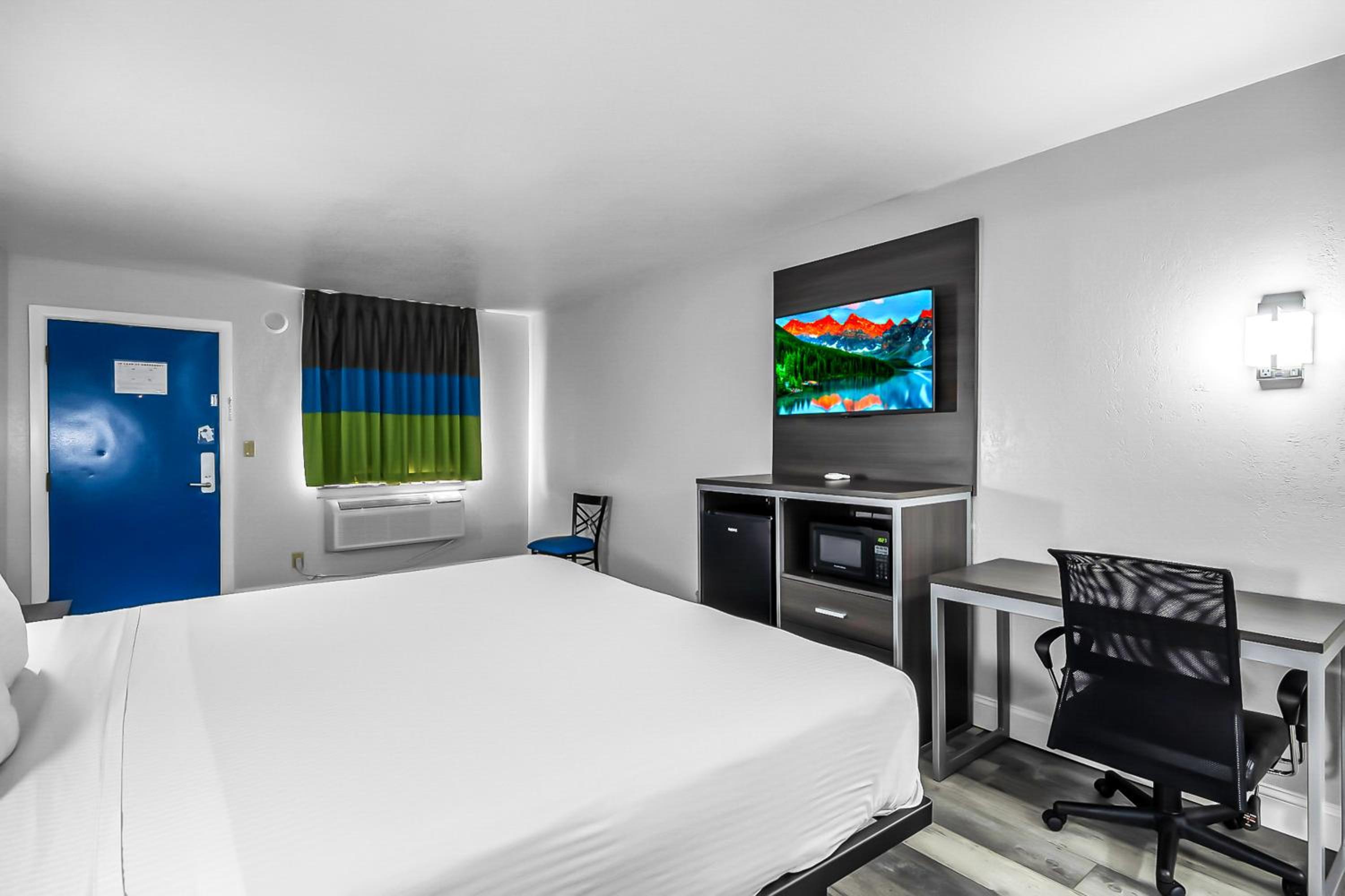 King Room - Non-Smoking - Photo 3