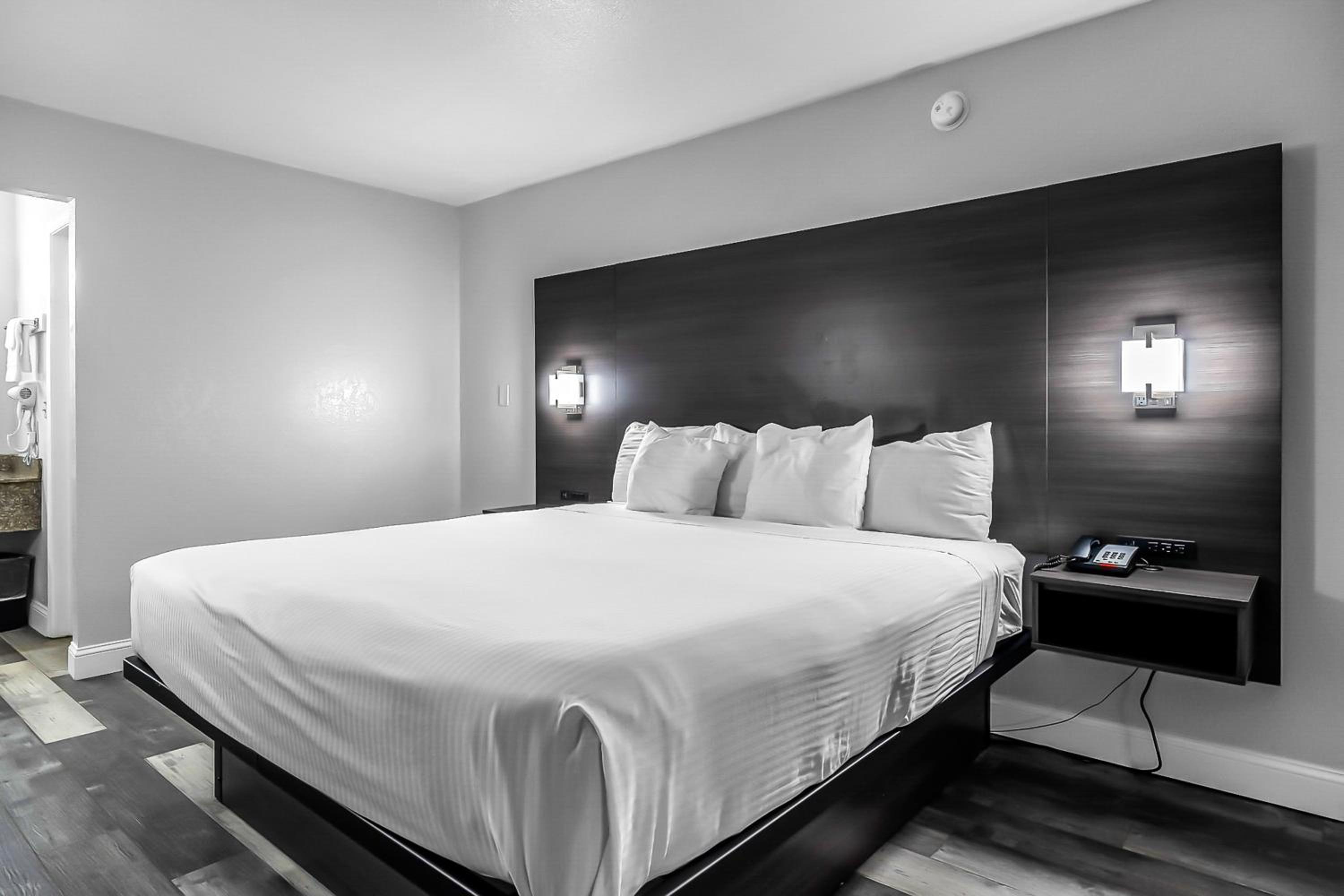 King Room - Non-Smoking - Photo 4