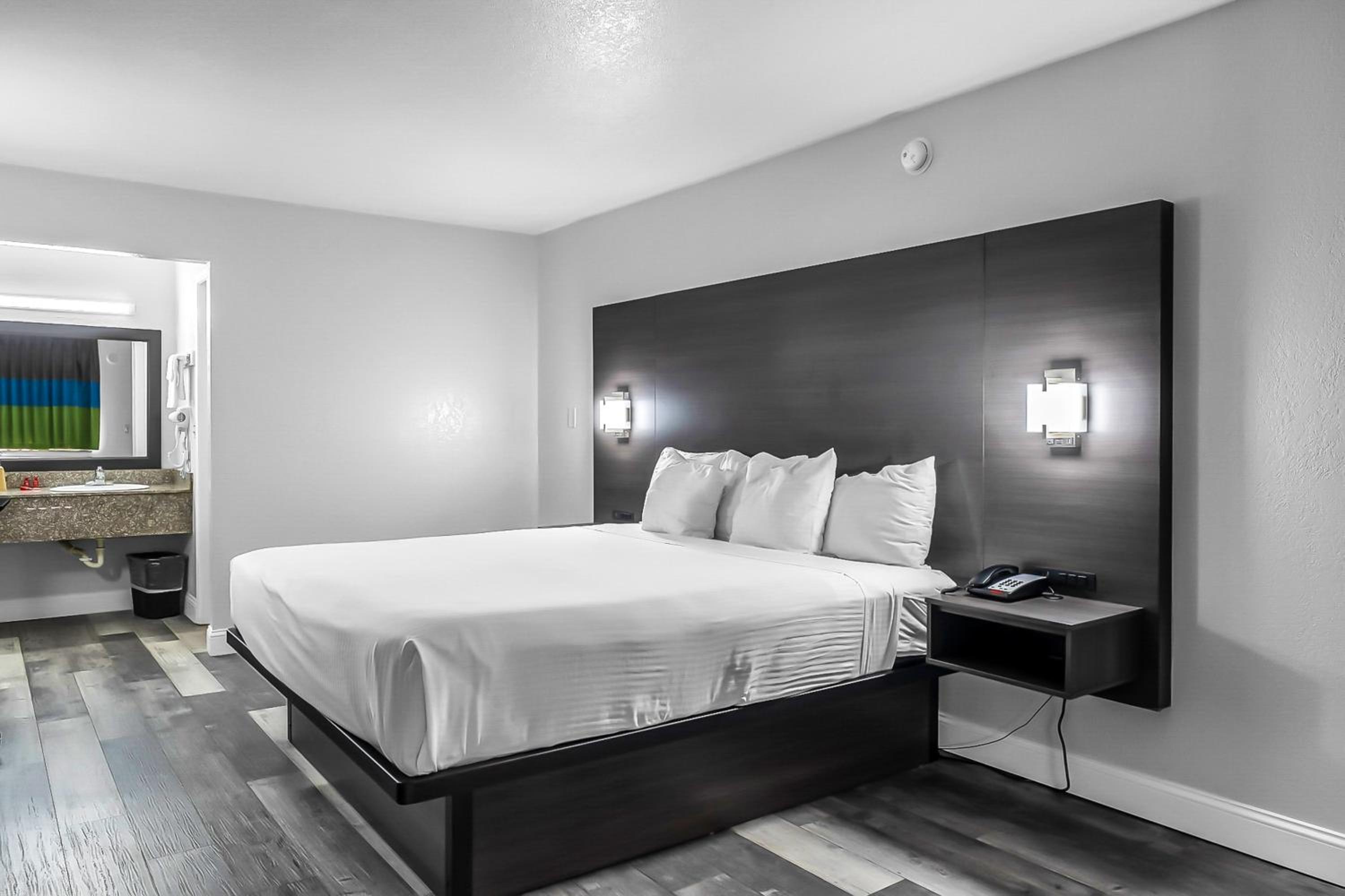 King Room with Roll-in Shower - Disability Access/Non-Smoking photo 1