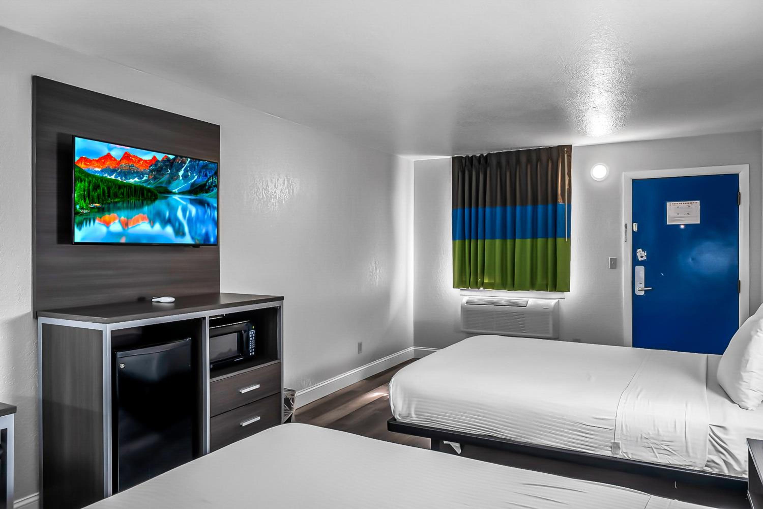 Queen Room with Two Queen Beds - Non-Smoking - Photo 3