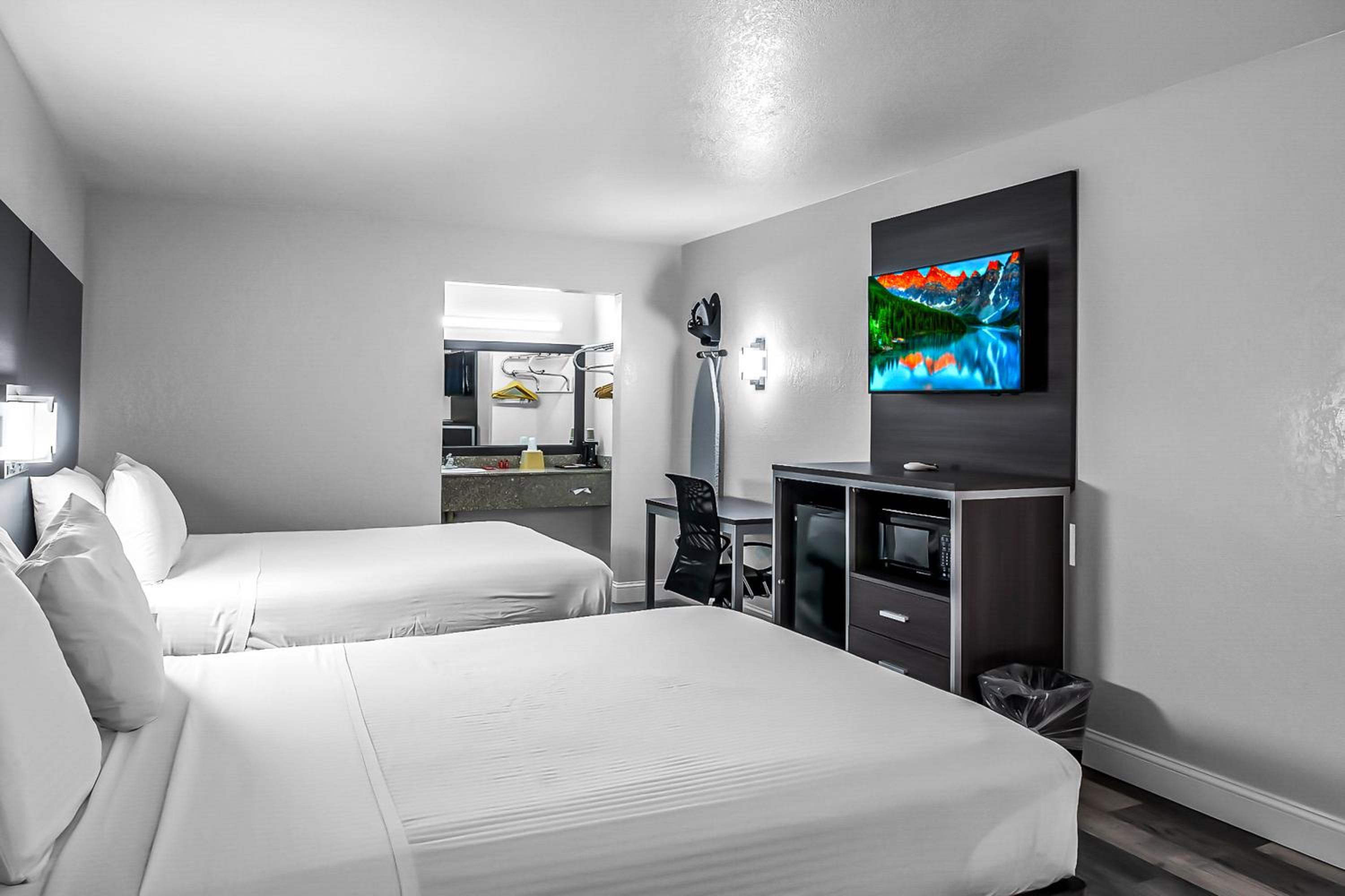 Queen Room with Two Queen Beds - Non-Smoking - Photo 4