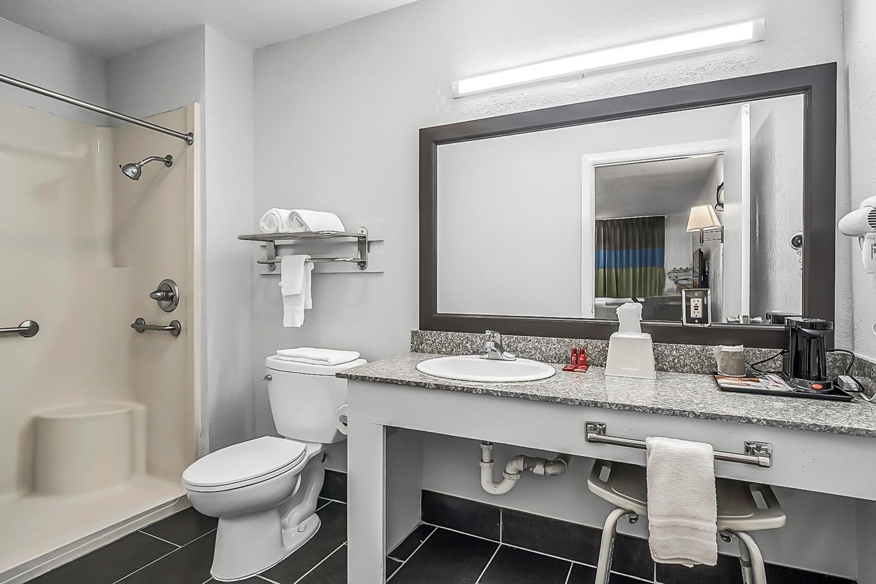King Room with Roll-in Shower - Disability Access/Non-Smoking photo 2