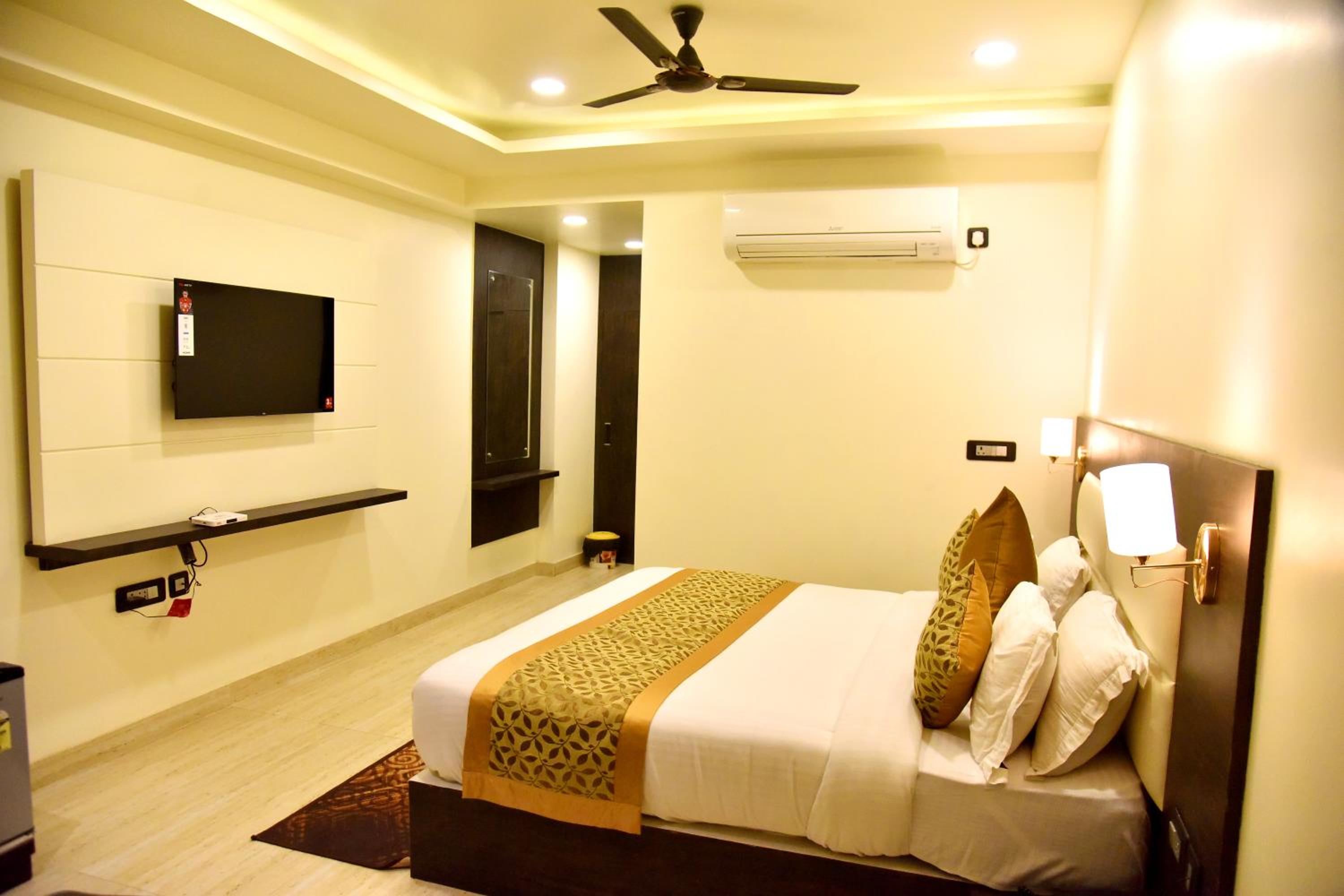 Deluxe Double Room (2 Adults + 1 Child) - Photo 1