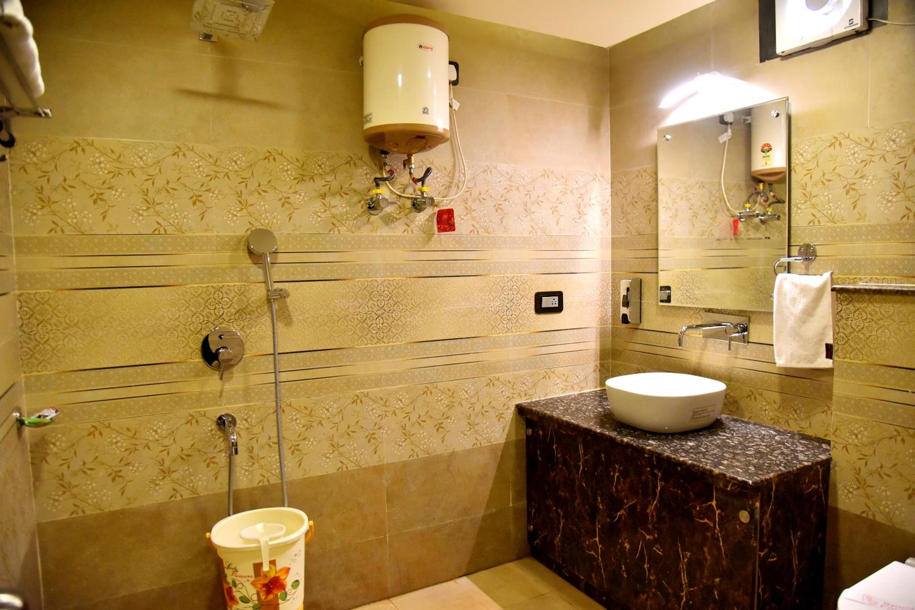 Deluxe Double Room (2 Adults + 1 Child) - Photo 5