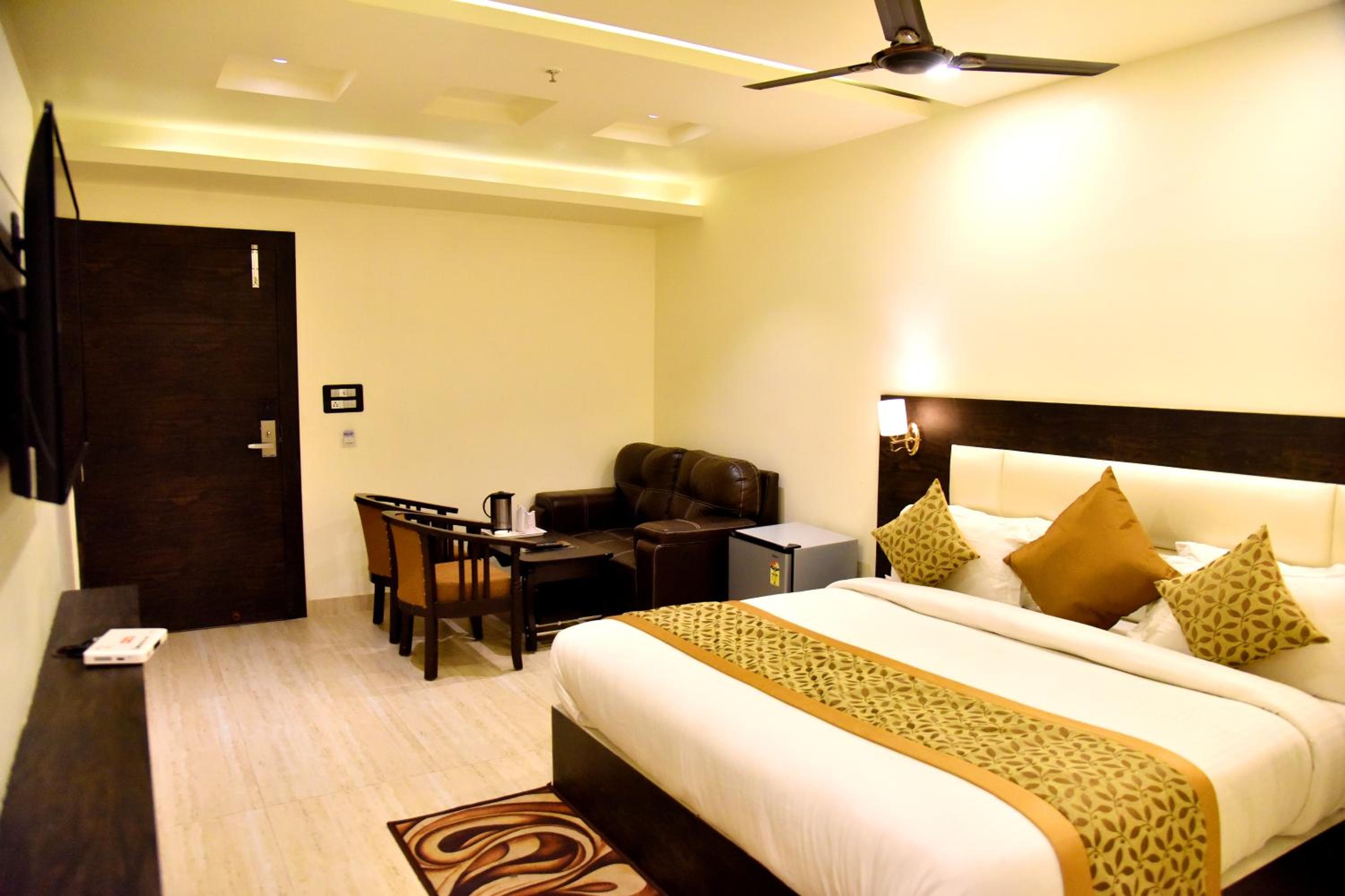 Deluxe Double Room (2 Adults + 1 Child) - Photo 7