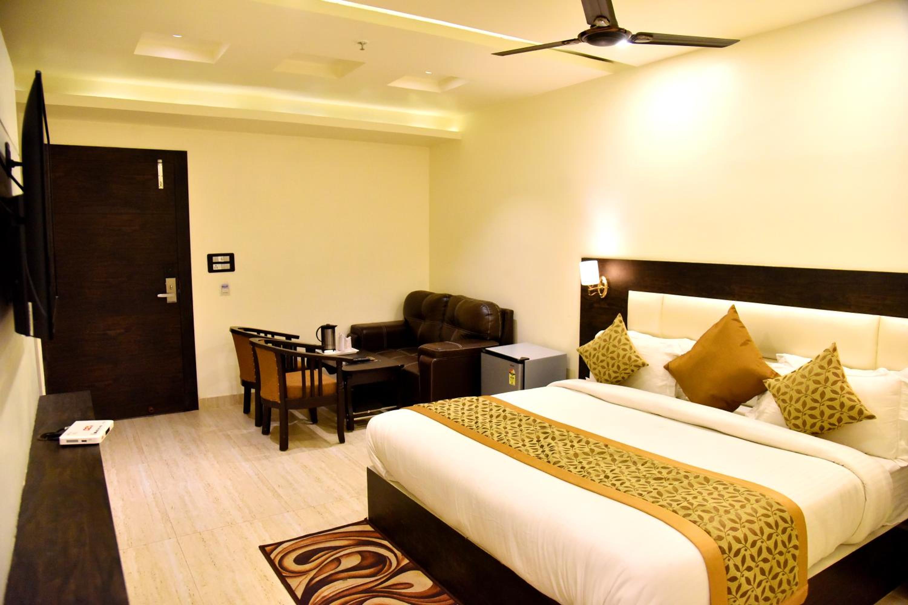 Deluxe Double Room (2 Adults + 1 Child) - Photo 6