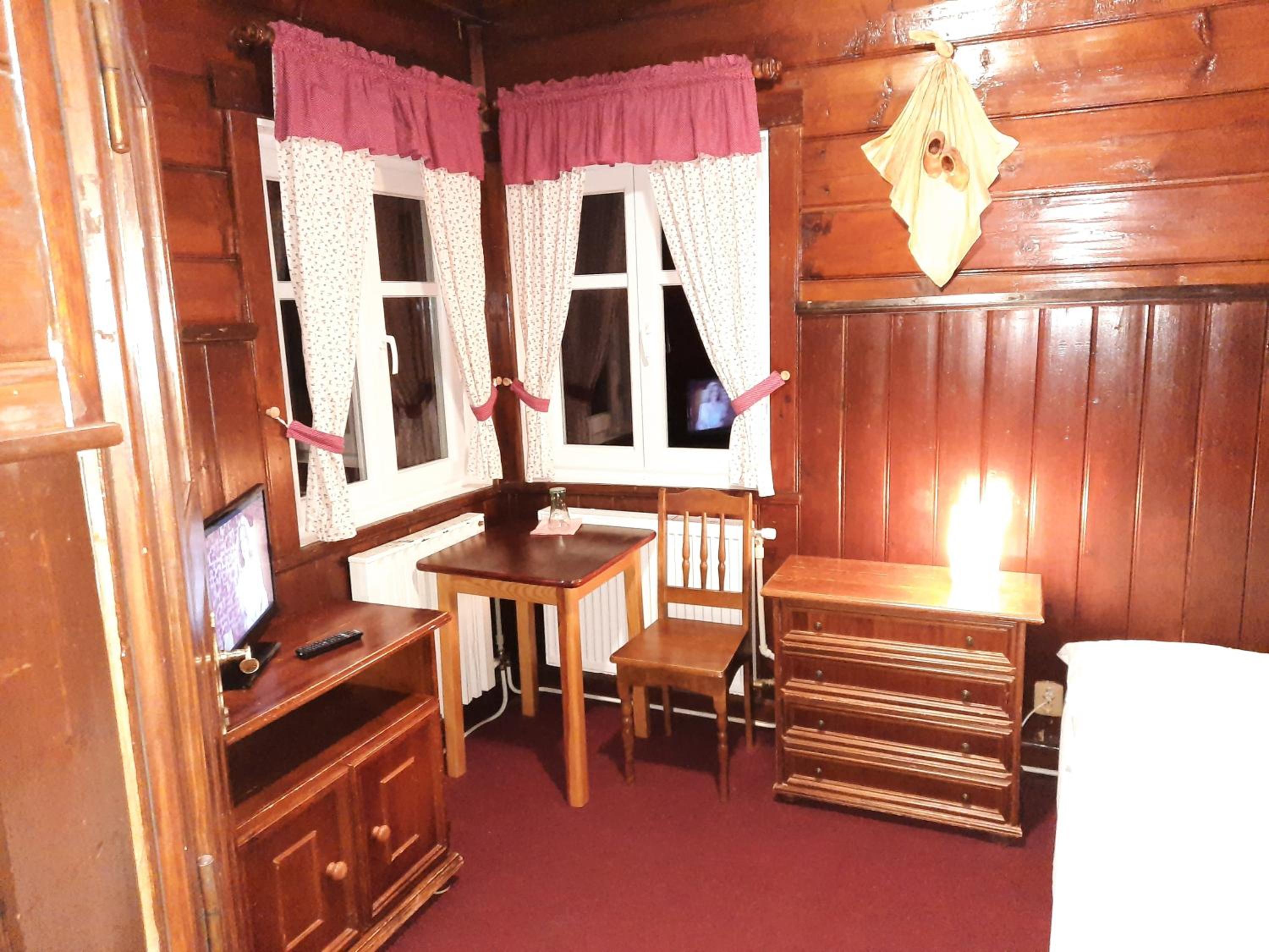Small Twin Room - Photo 8