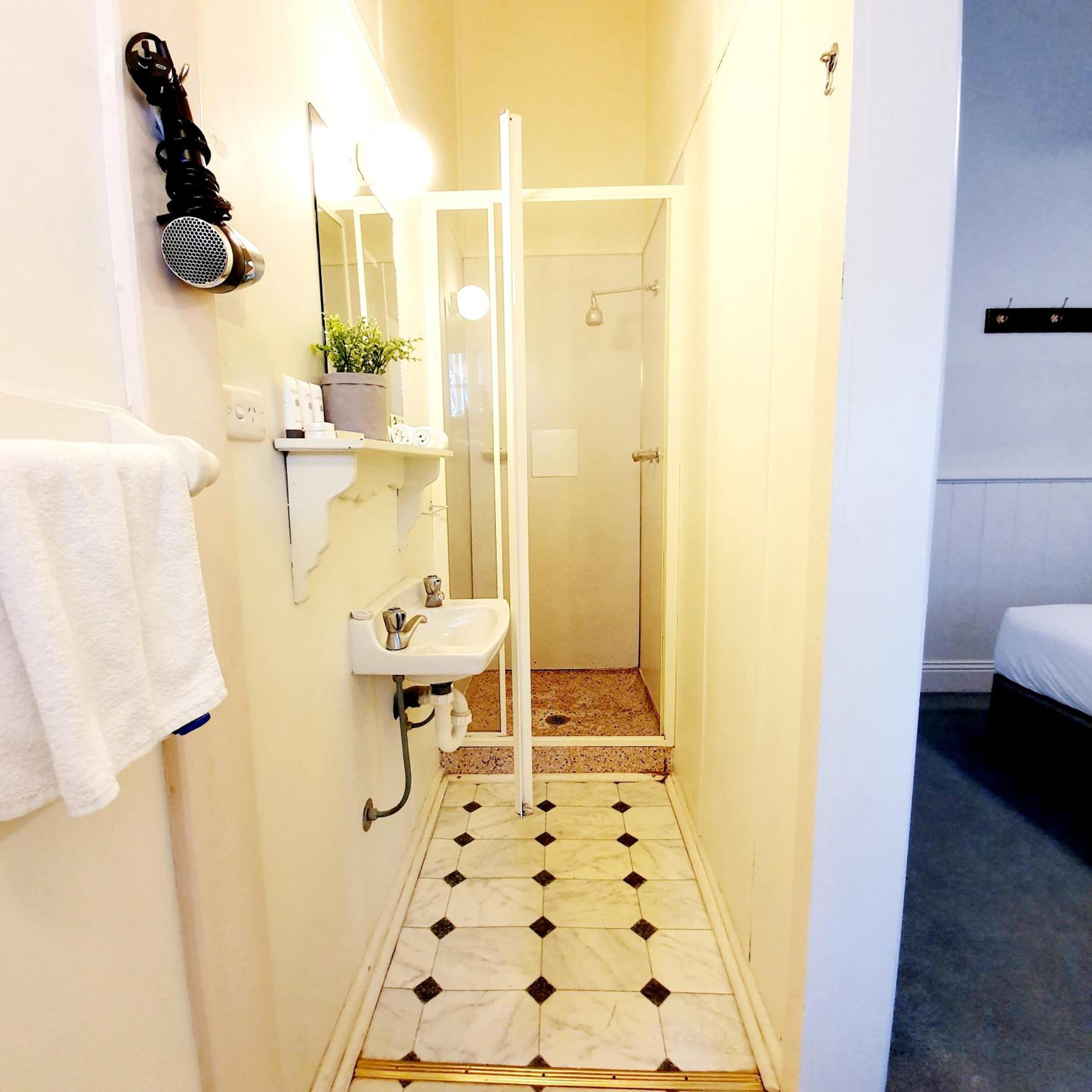 Suite with Balcony - Photo 4