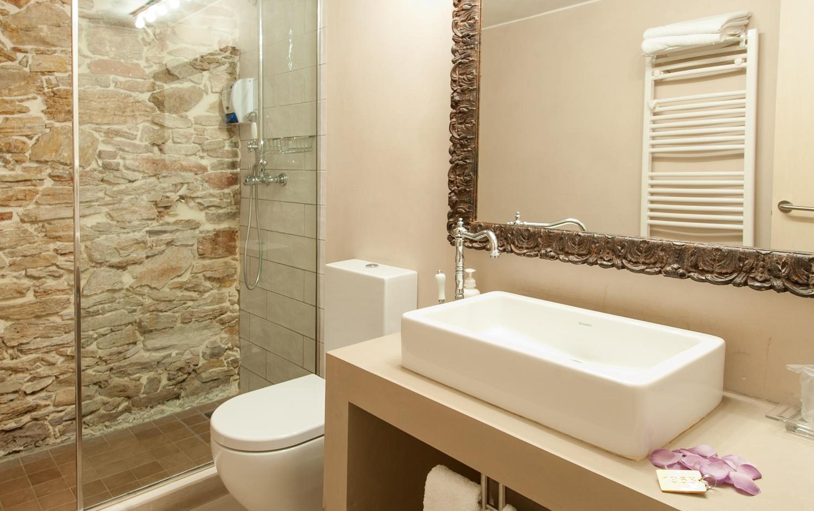 Deluxe Double Room - Photo 11