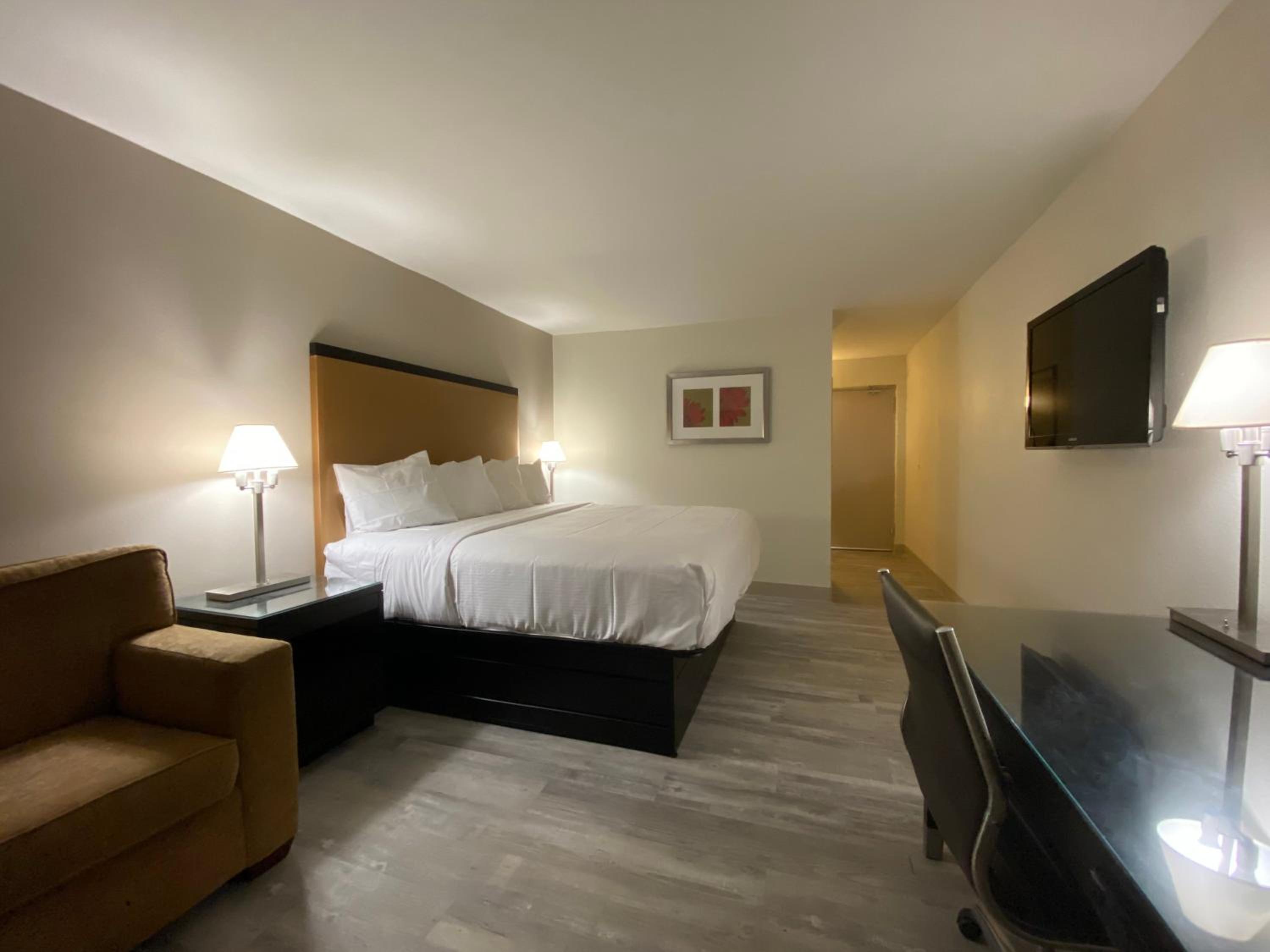 1 King Bed | Suite, Non-Smoking, Sofa-Bed - Photo 1