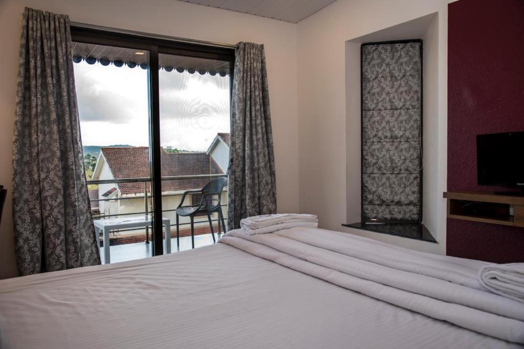 Deluxe Double Room with Balcony - Photo 2