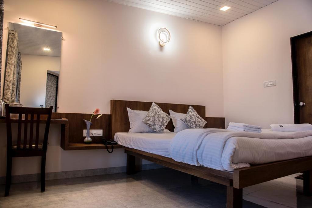 Double Room with Pool View - Photo 3