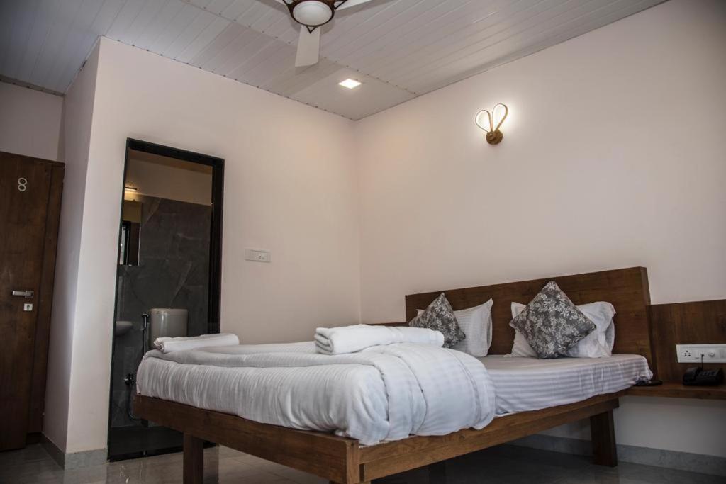Double Room with Pool View - Photo 2