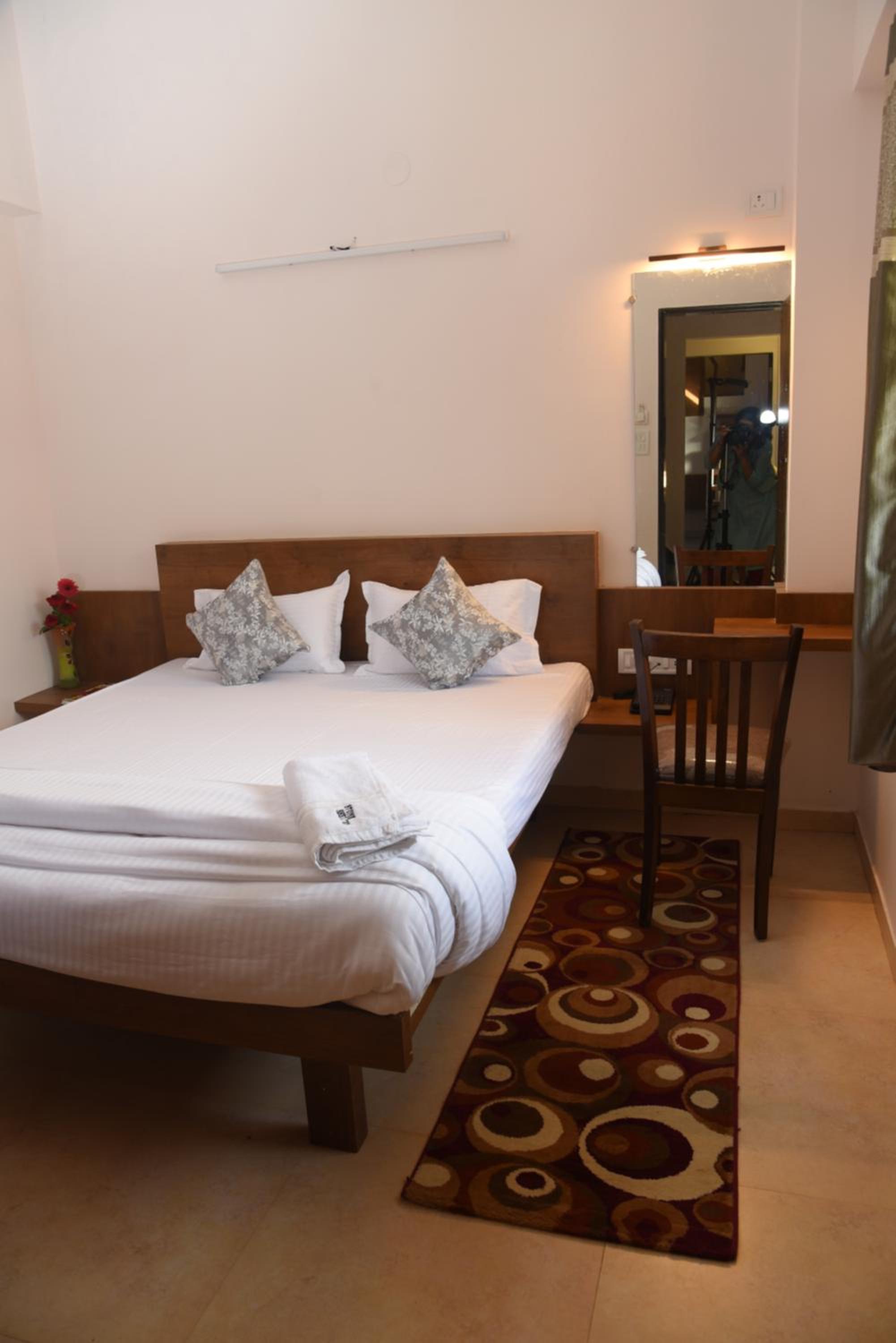 Double Room with Pool View - Photo 4