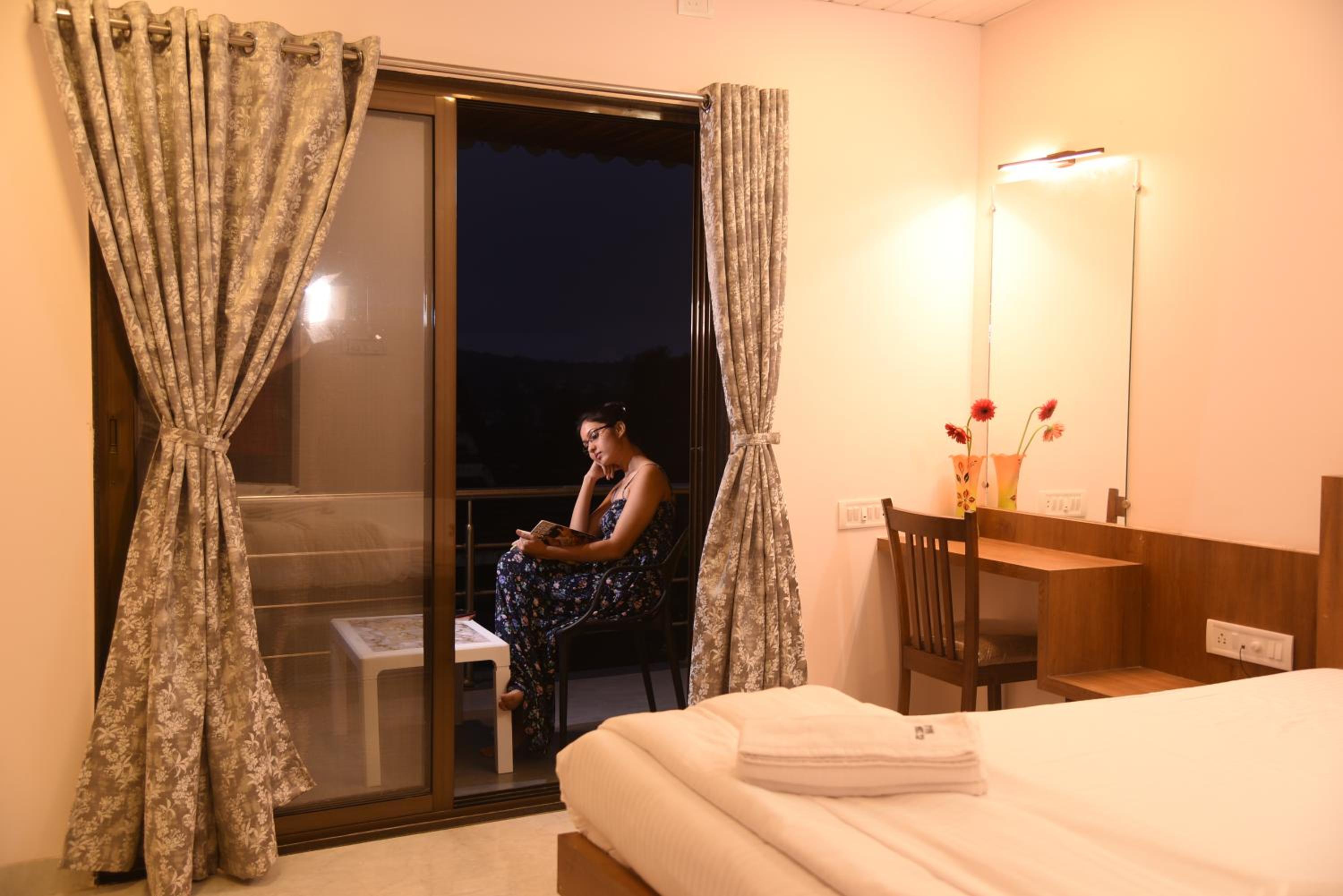 Deluxe Double Room with Balcony - Photo 4