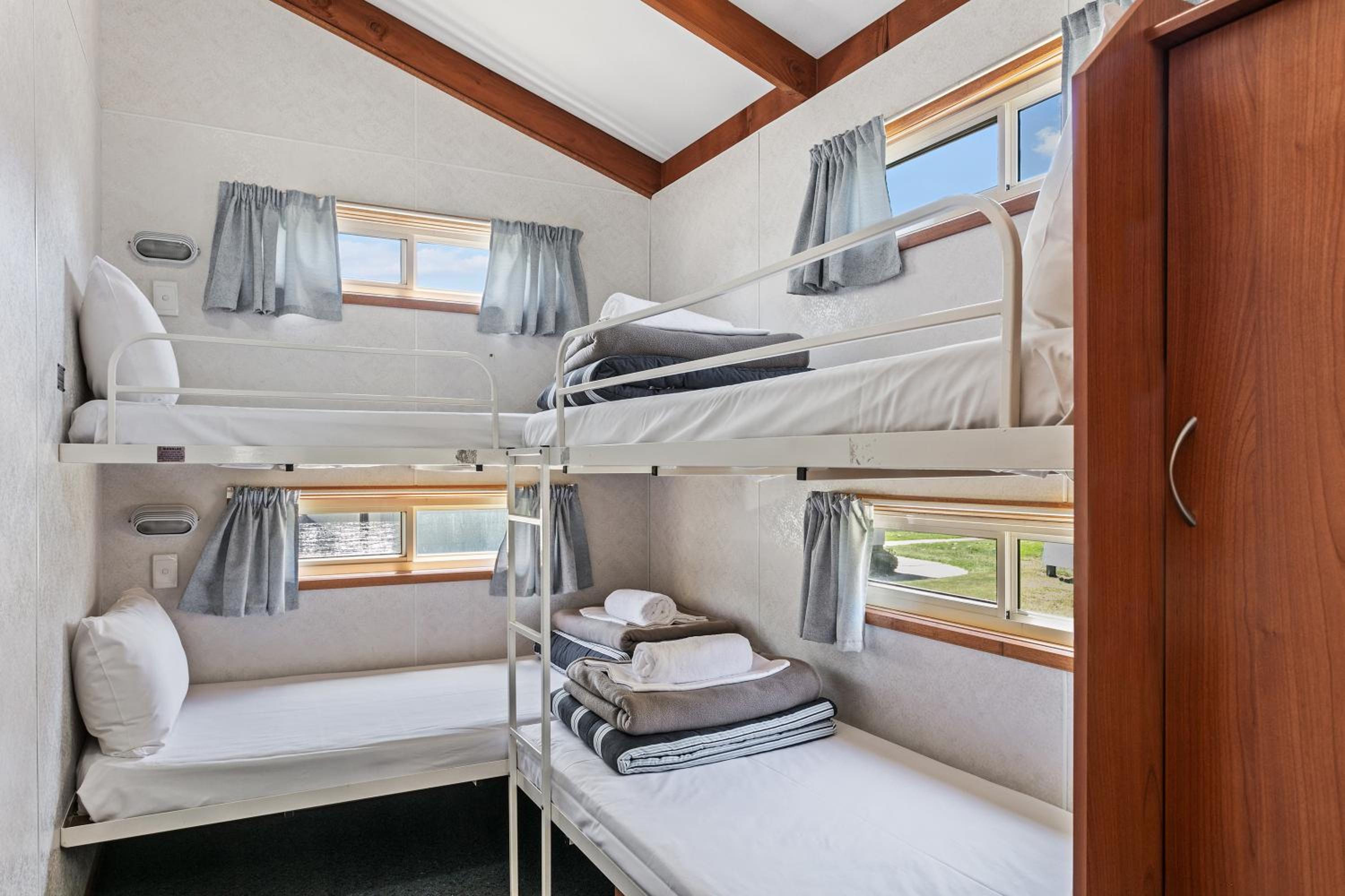 Deluxe Family Cabin (6 People)