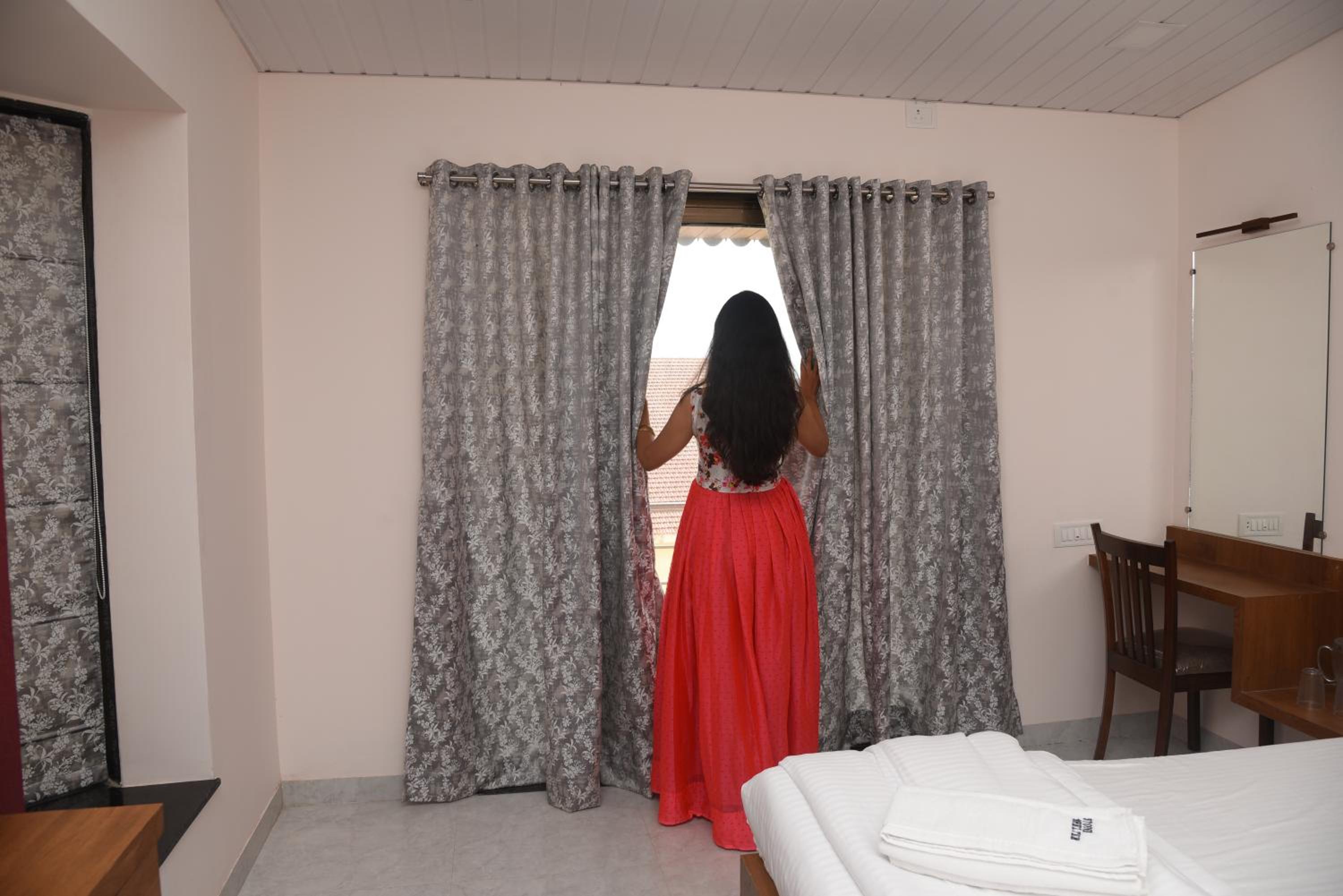 Deluxe Double Room with Balcony - Photo 3