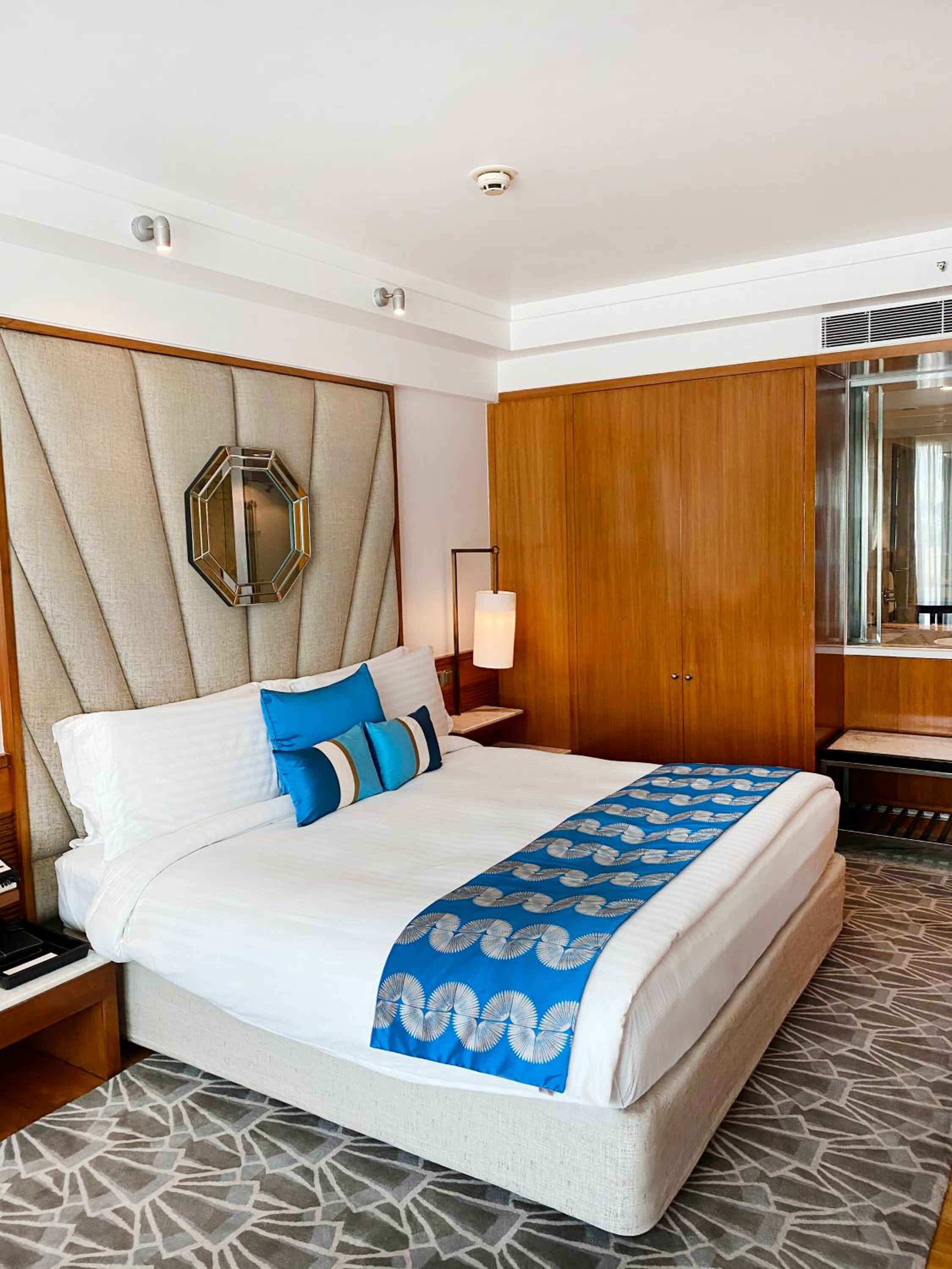 Premium King Room with Sea View - Photo 18