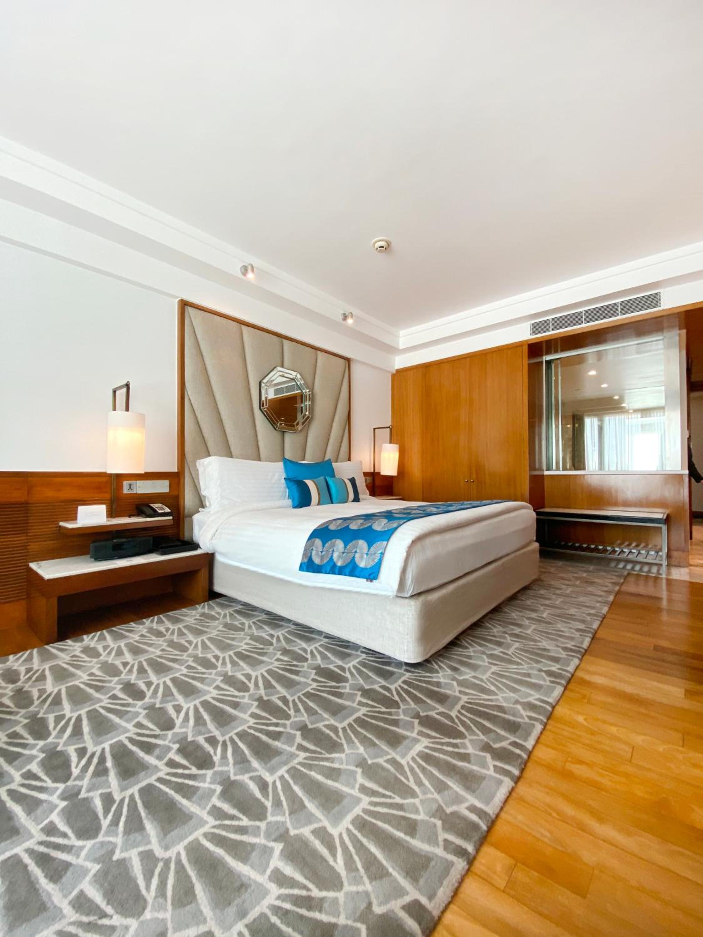 Classic King Room with Bay View - Photo 5