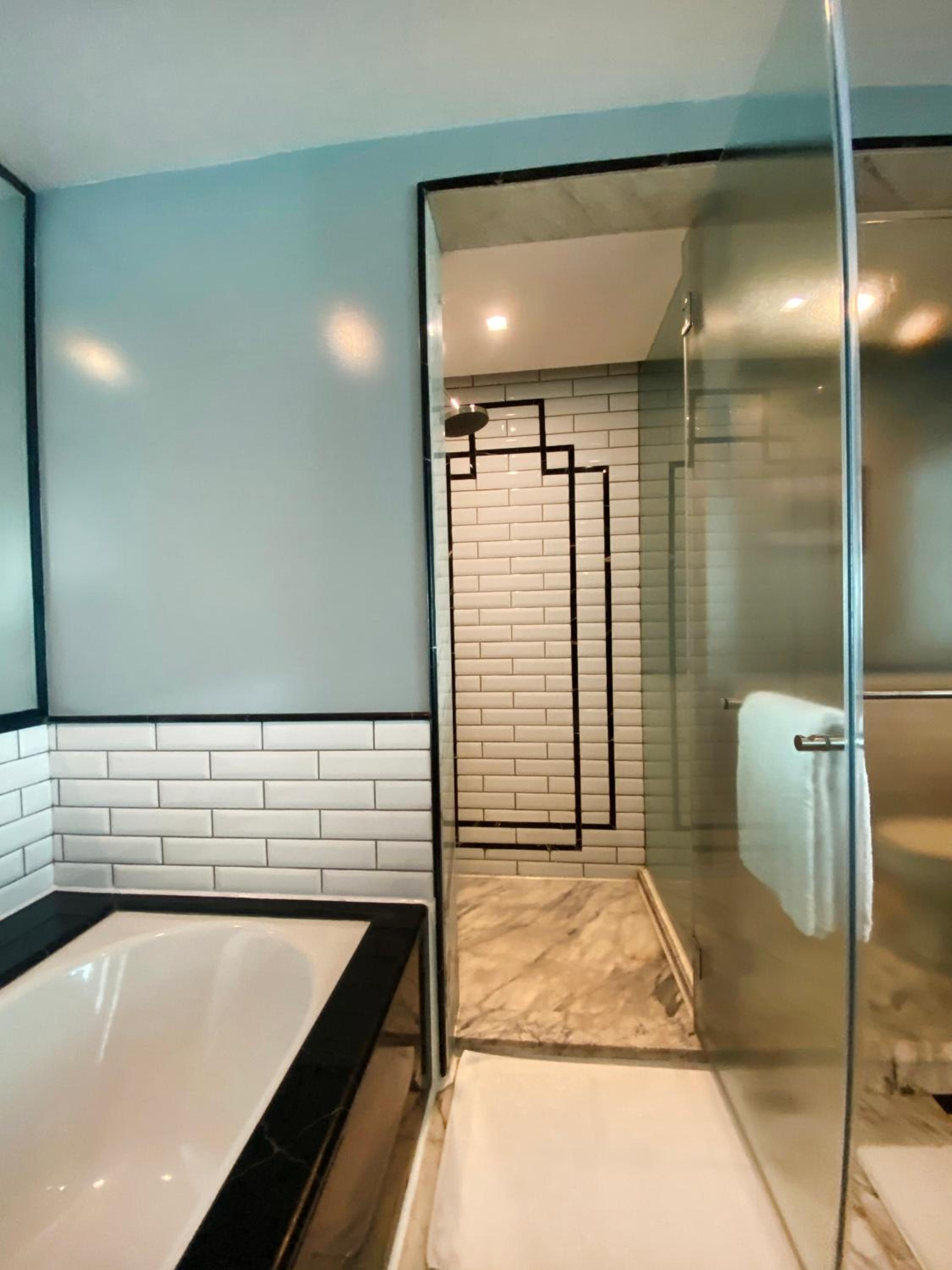 Classic King Room with Bay View - Photo 4