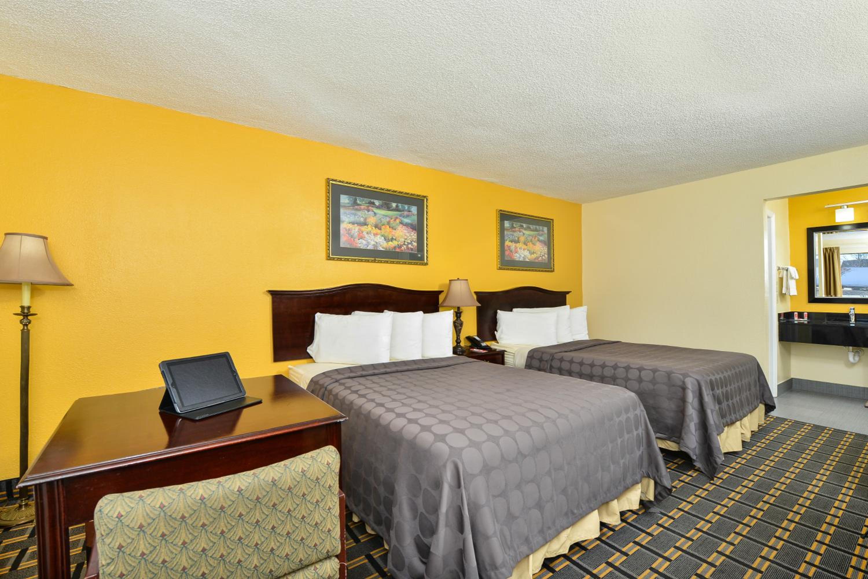 Double Room with Two Double Beds - Smoking photo 3