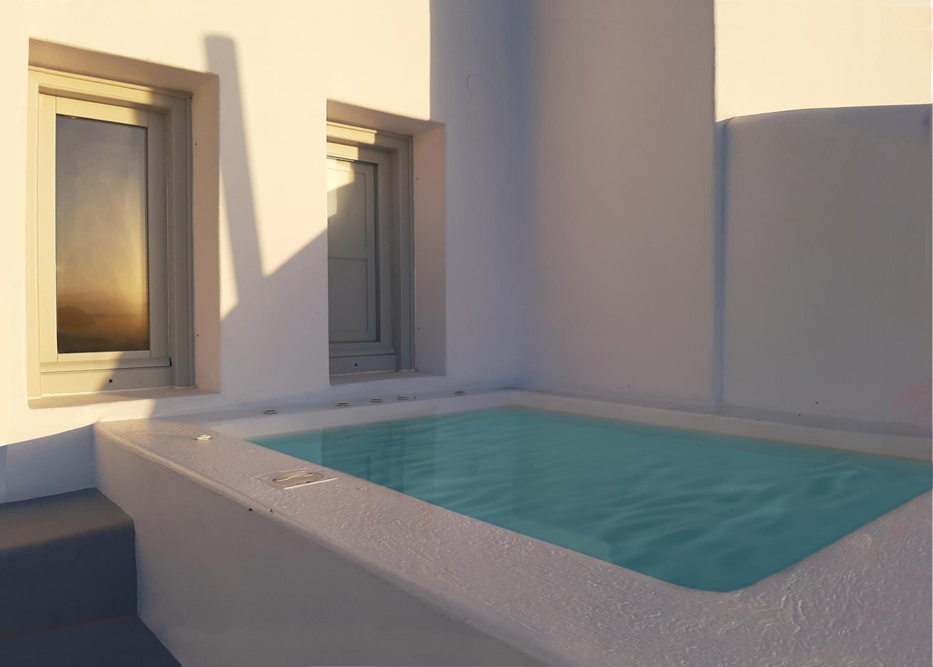 Honeymoon suite with outdoor heated jacuzzi - Photo 6