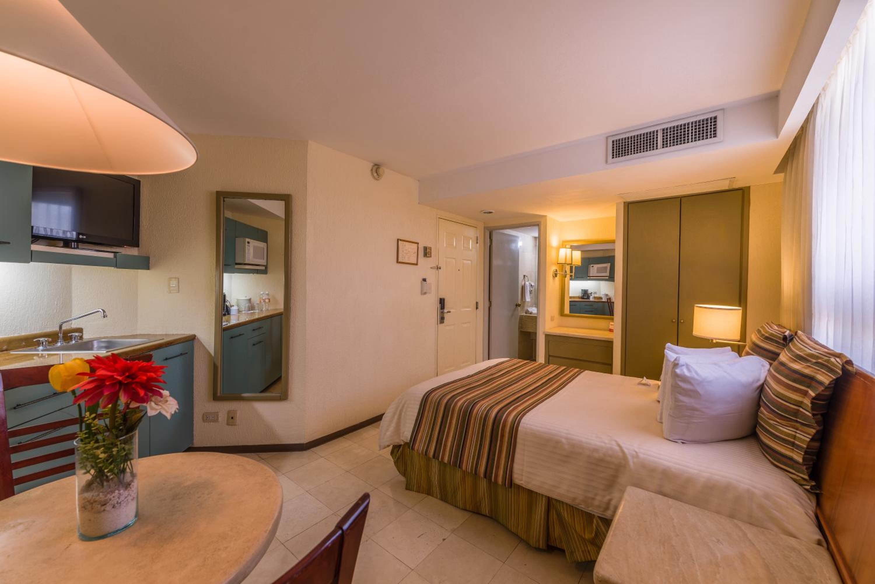 Junior King Suite photo 2