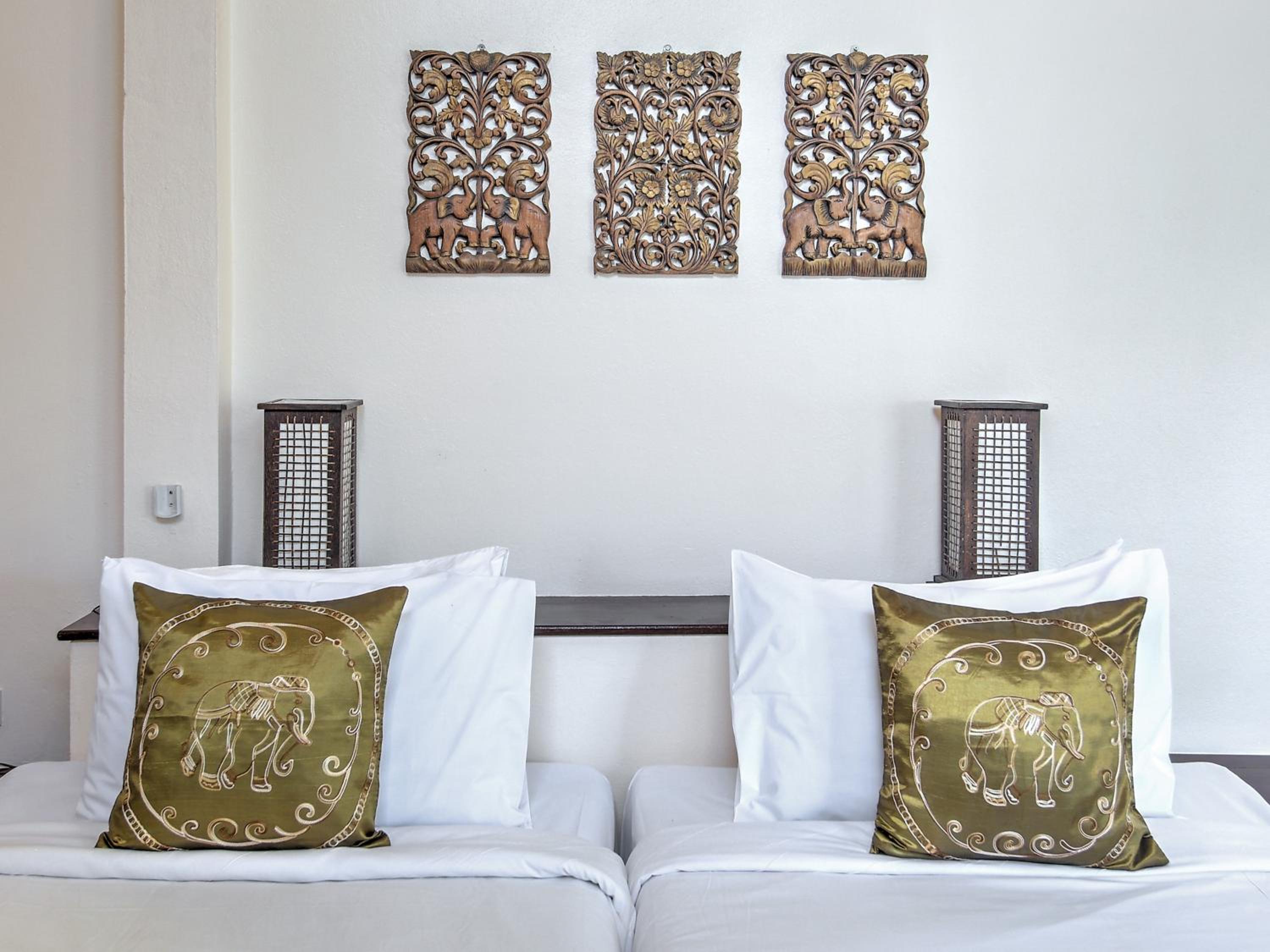 Twin Bed Bungalow with Pool View - Photo 1