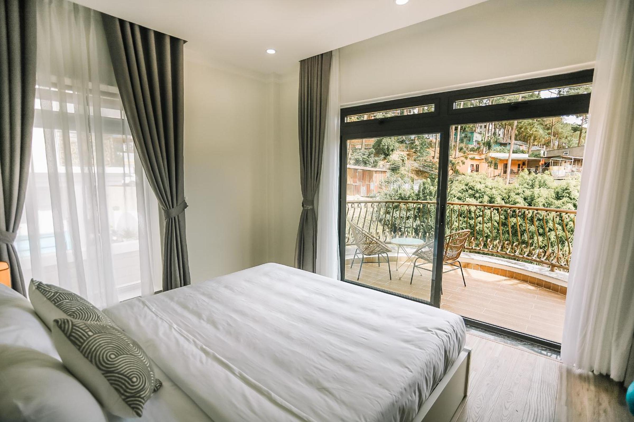 King Room with Balcony - Photo 7