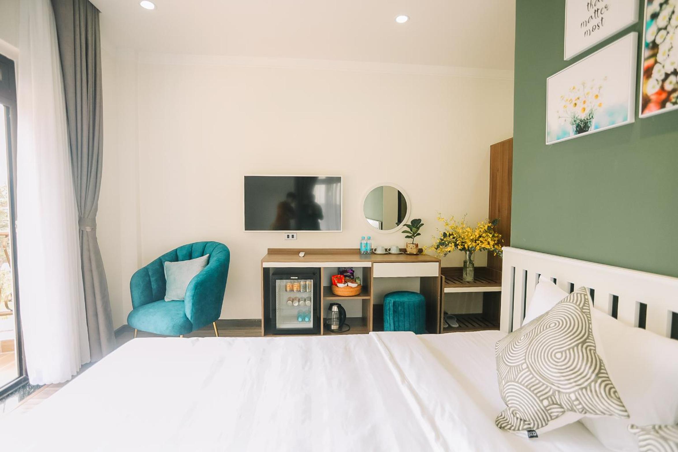 King Room with Balcony - Photo 3