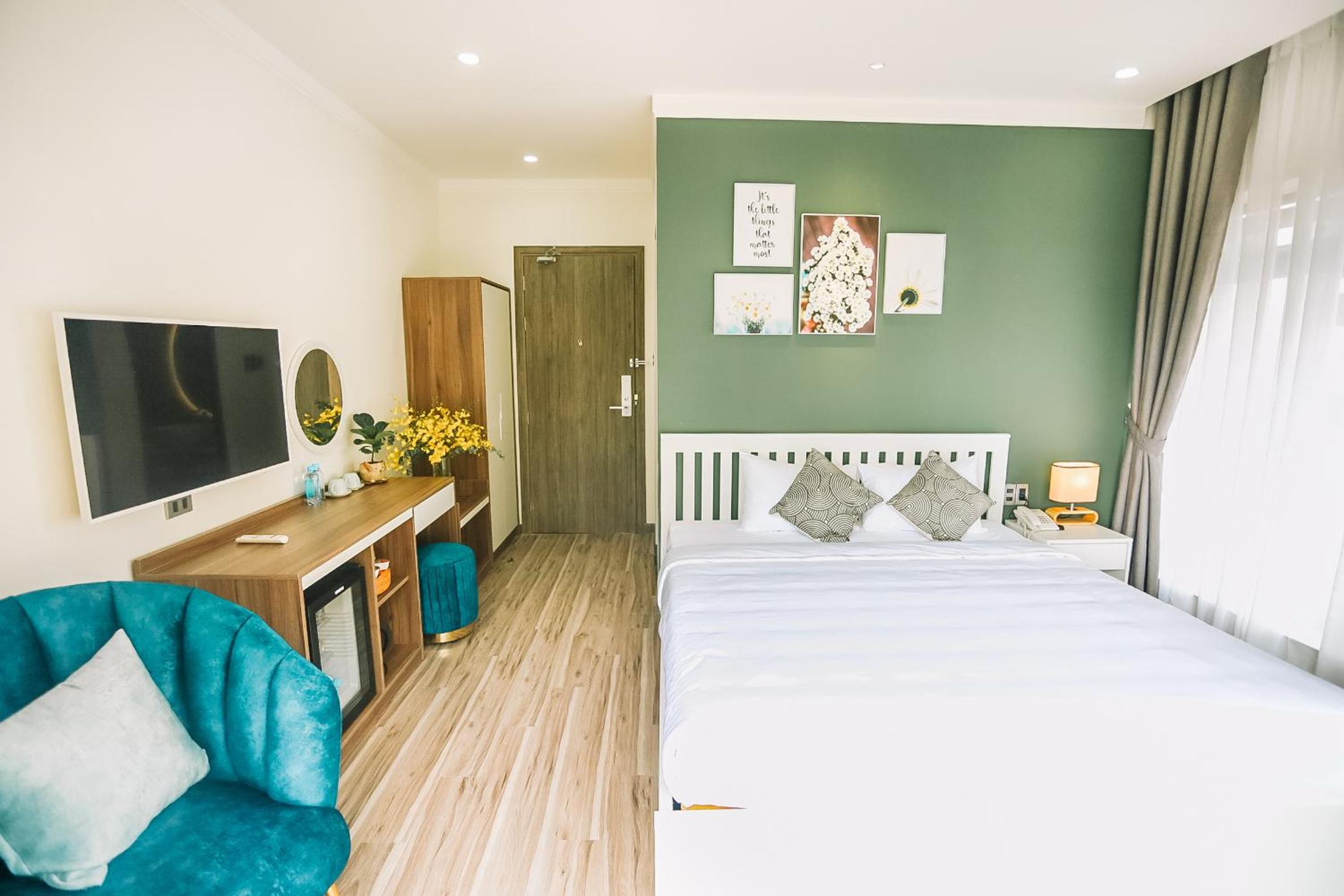 King Room with Balcony - Photo 4