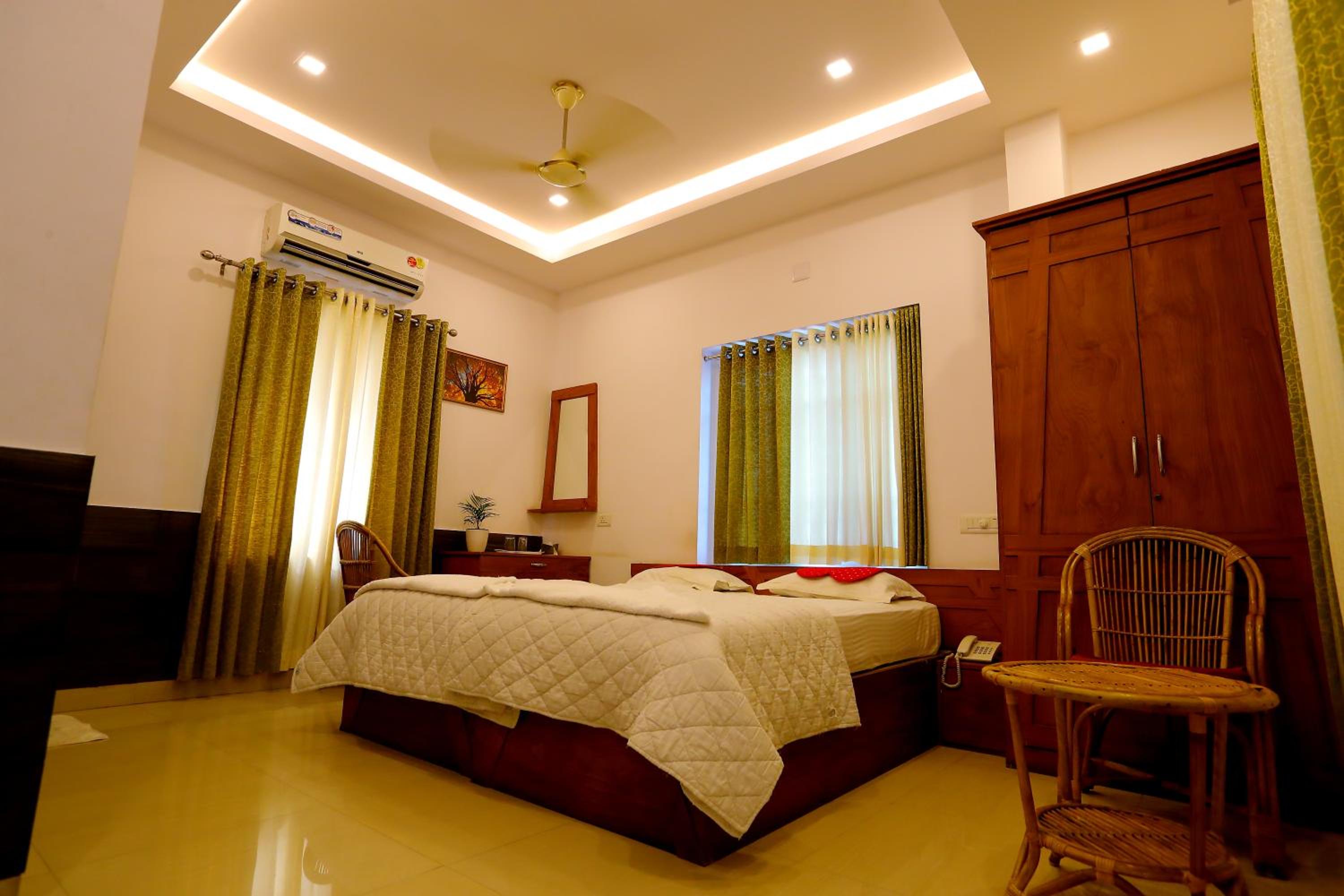 Deluxe Double Room (2 Adults + 1 Child) photo 1