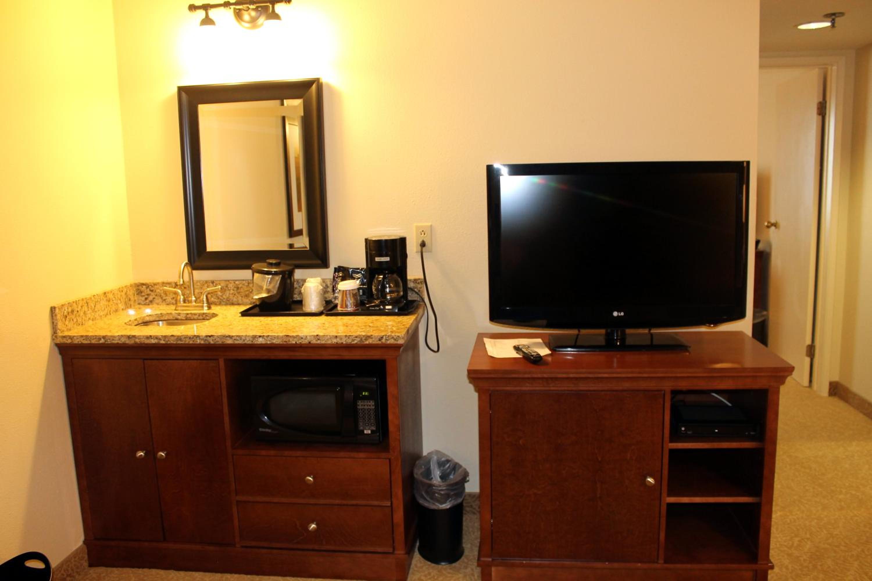 One-Bedroom King Suite - Non-Smoking/Upper Floor - Photo 2