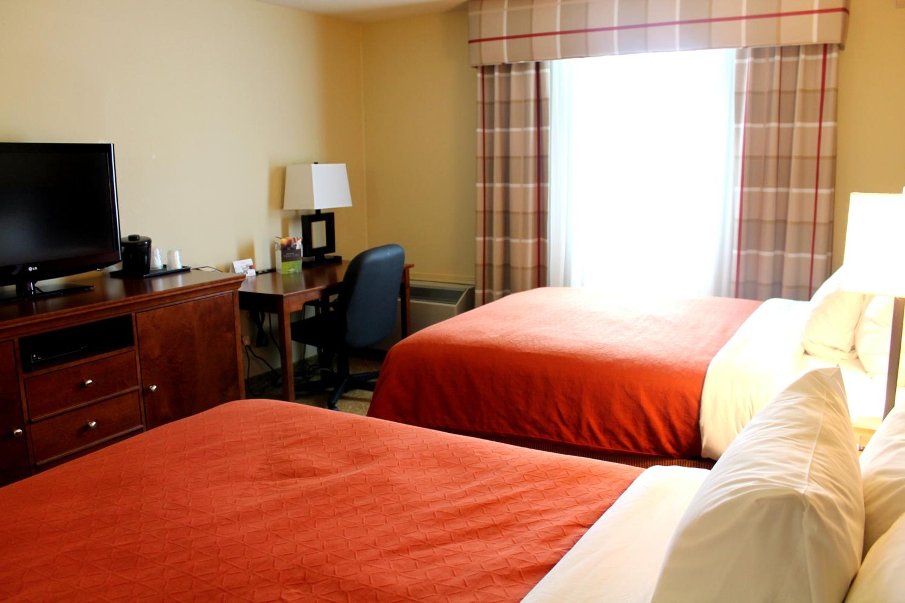 Queen Room with Two Queen Beds - Non-Smoking/Upper Floor - Photo 2