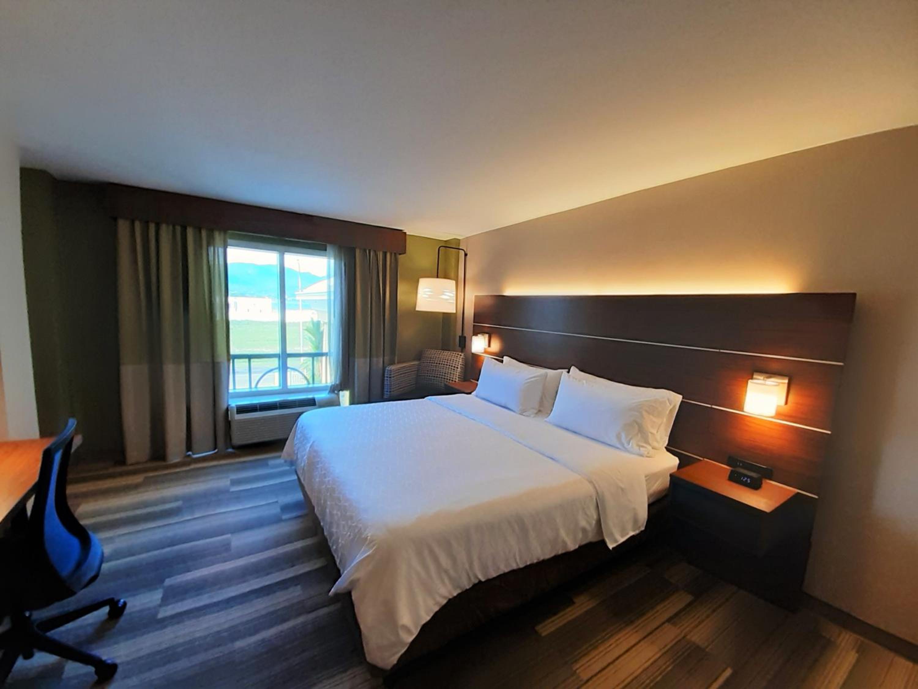 Standard King Room - Photo 3