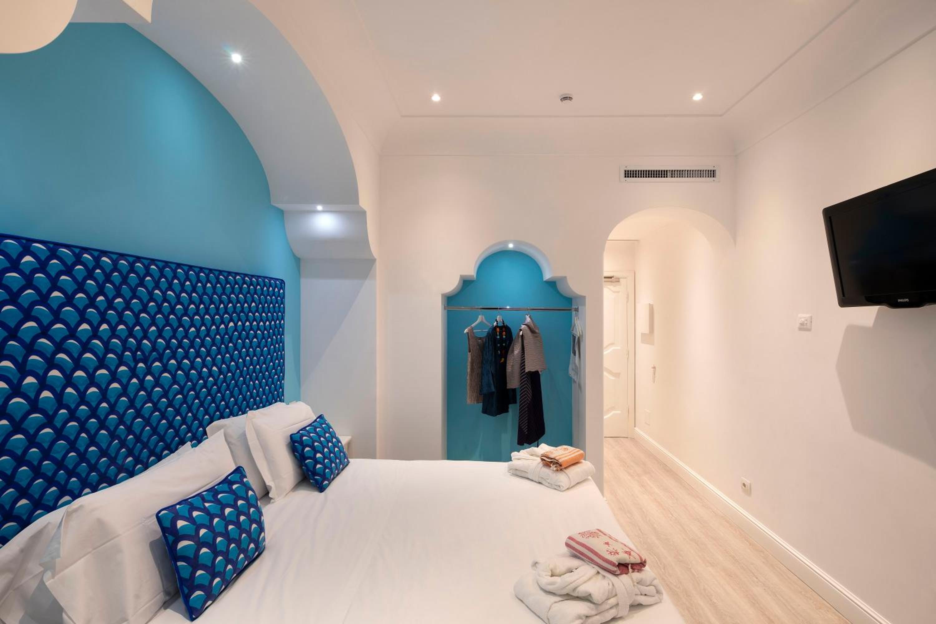Superior Quadruple Room with Balcony and Partial Sea View photo 2