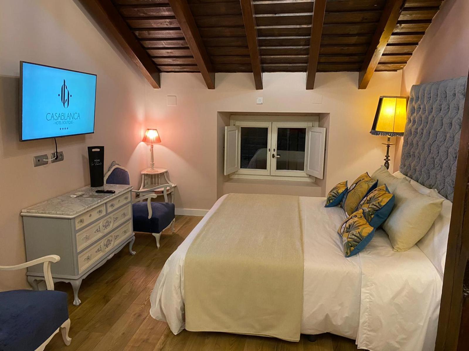 Deluxe Suite with Spa Bath - Photo 3