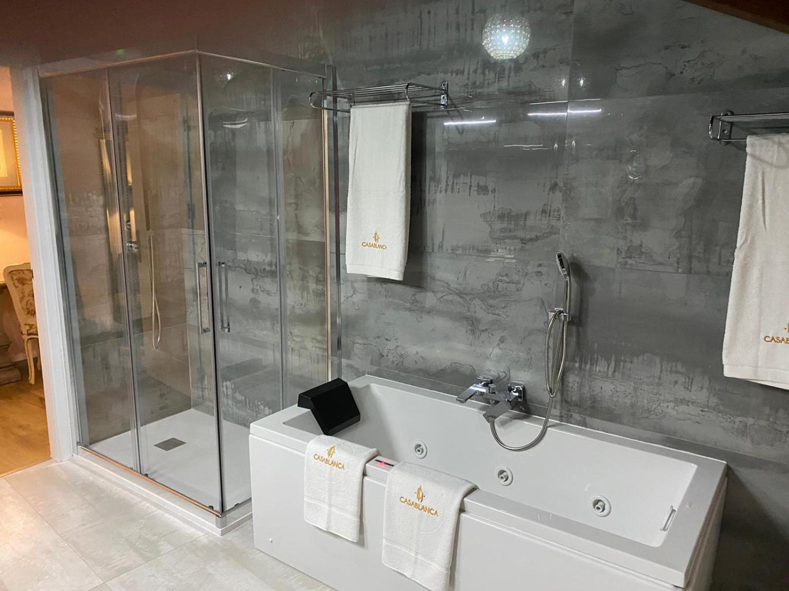 Deluxe Suite with Spa Bath - Photo 7