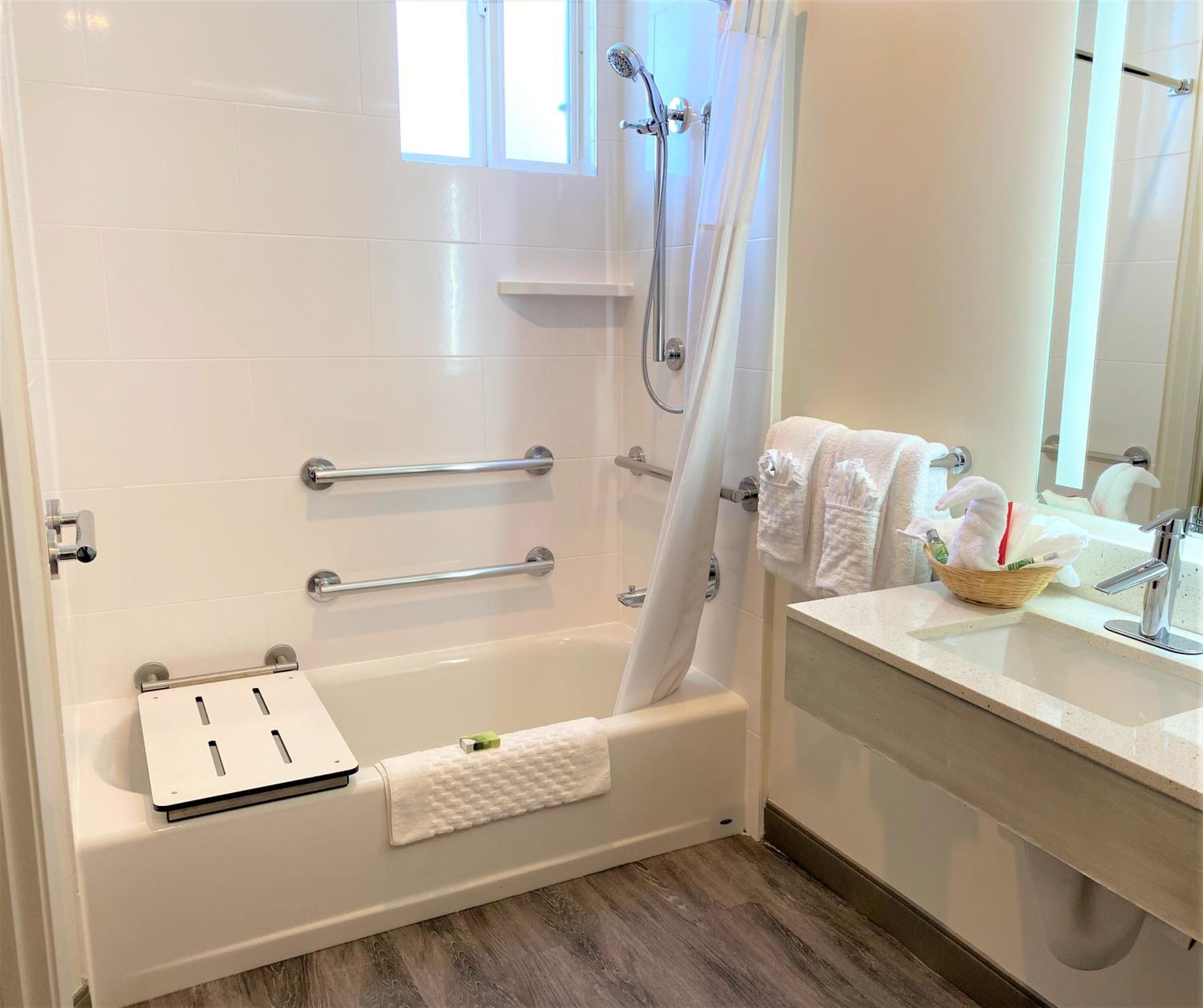 Double Room with Two Double Beds - Mobility Accessible/Non-Smoking thumbnail 5
