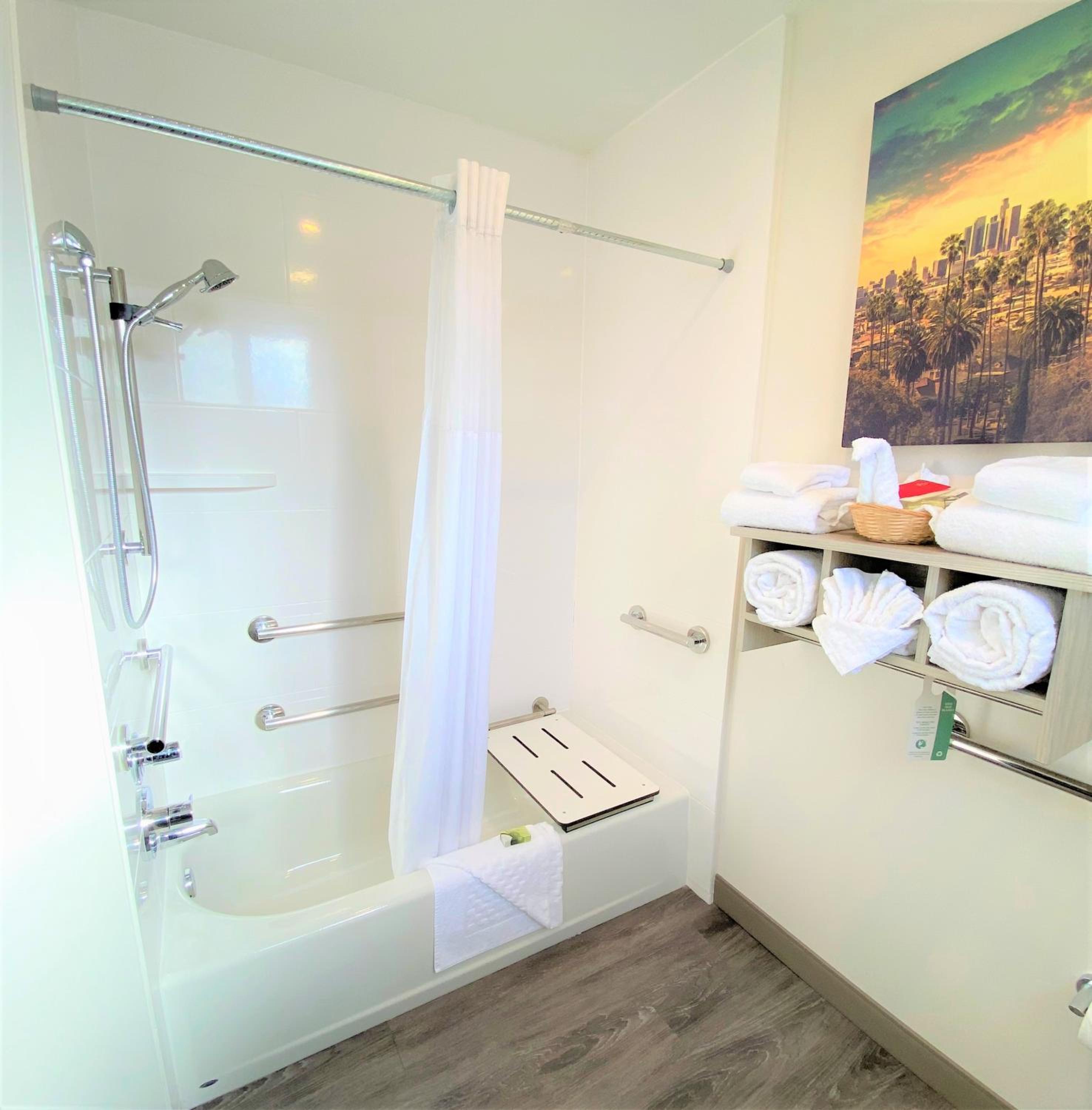 Queen Room - Mobility Accessible/Non-Smoking