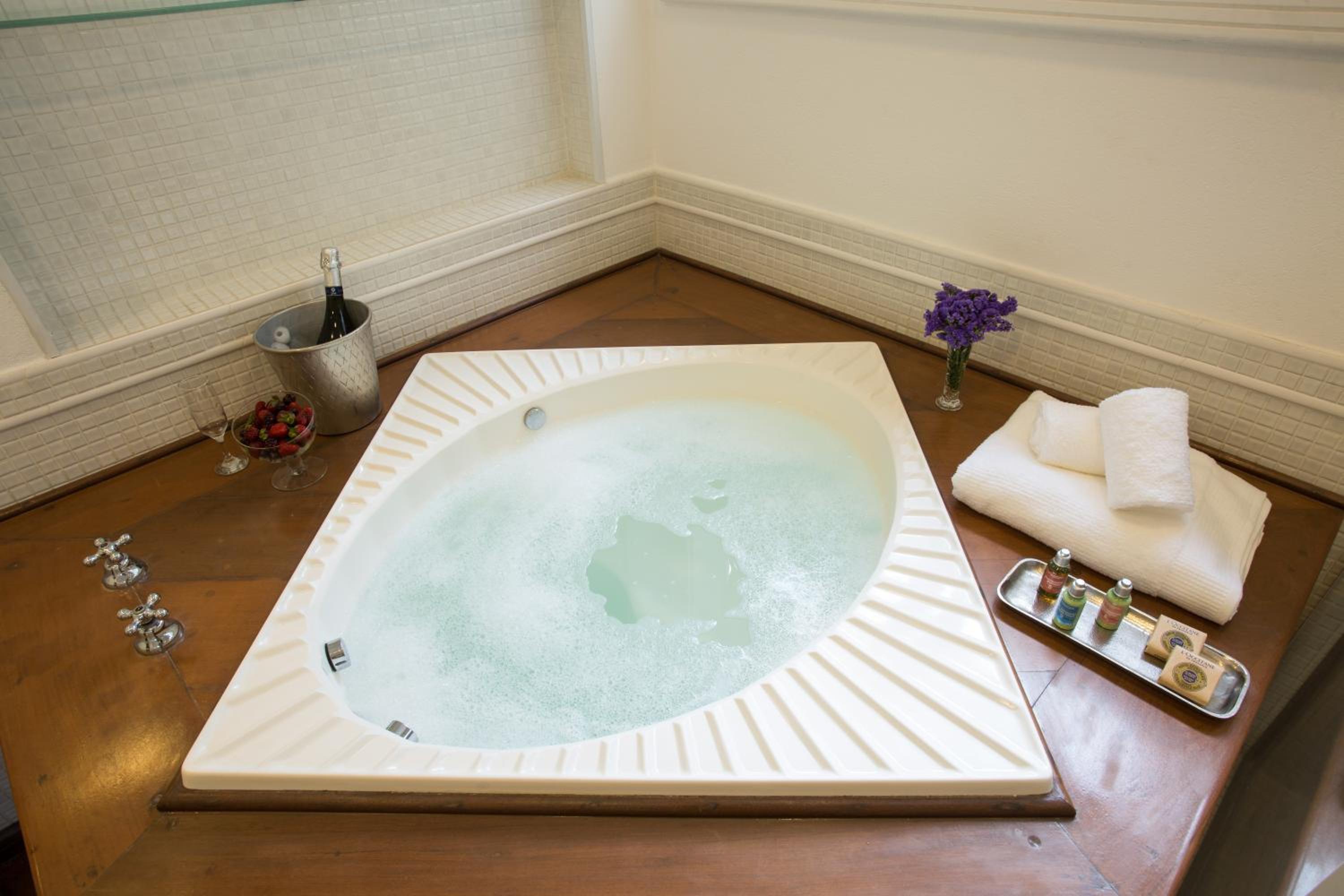Premium Suite with Spa Bath photo 2
