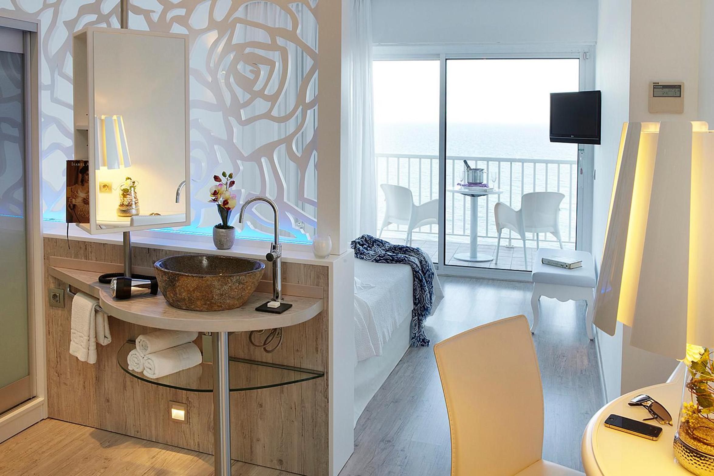 Habitación Doble con Vista Frontal al Mar y Balcón