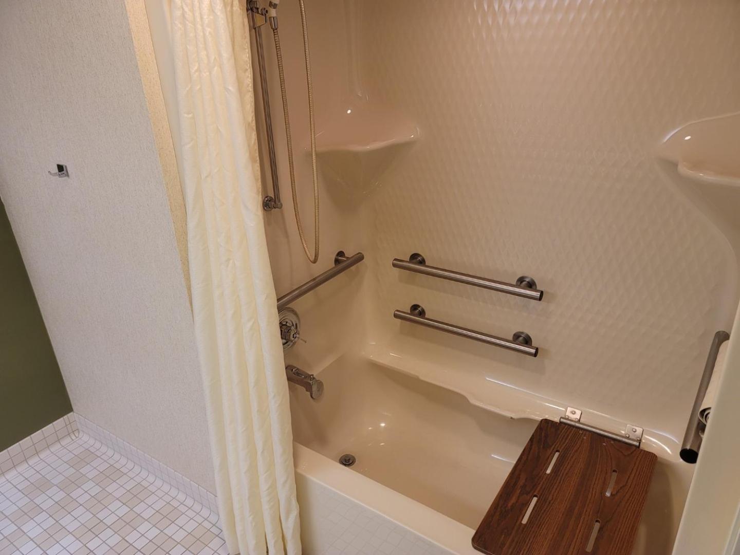 Queen Room - Accessible/Non-Smoking photo 3