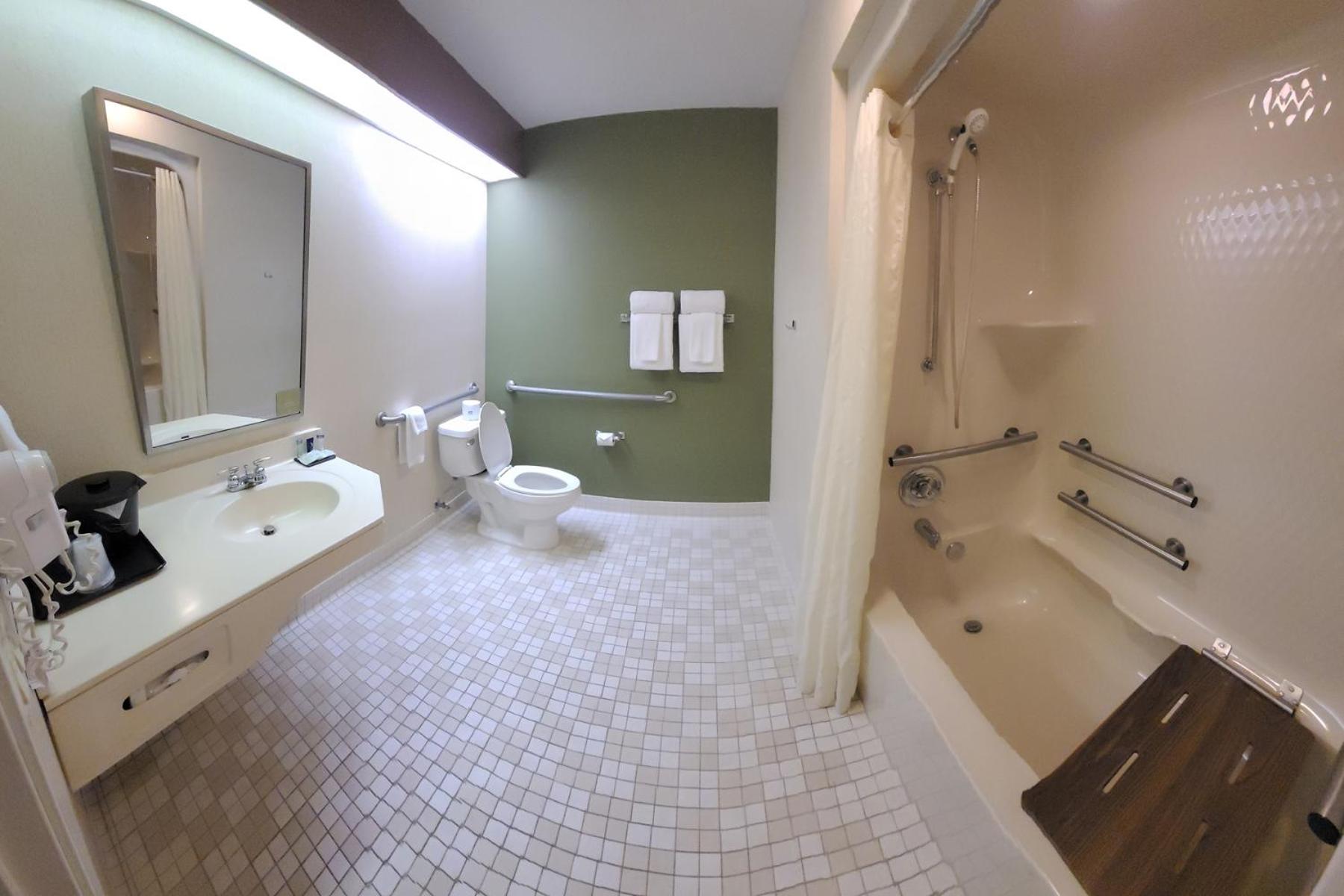 Queen Room with Accessible Tub - Accessible/Non-Smoking