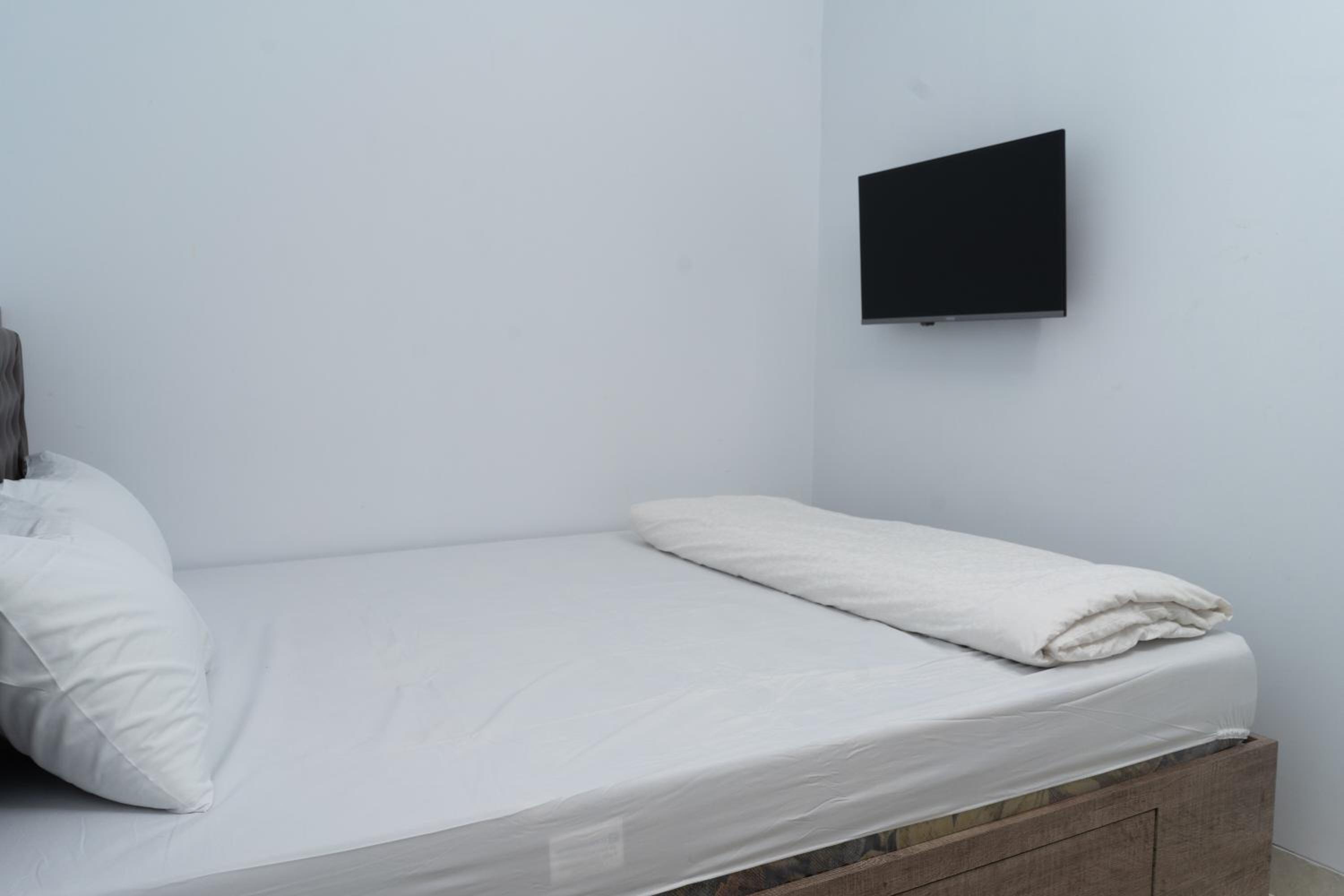 Deluxe Double Room (2 Adults + 1 Child) - Photo 1