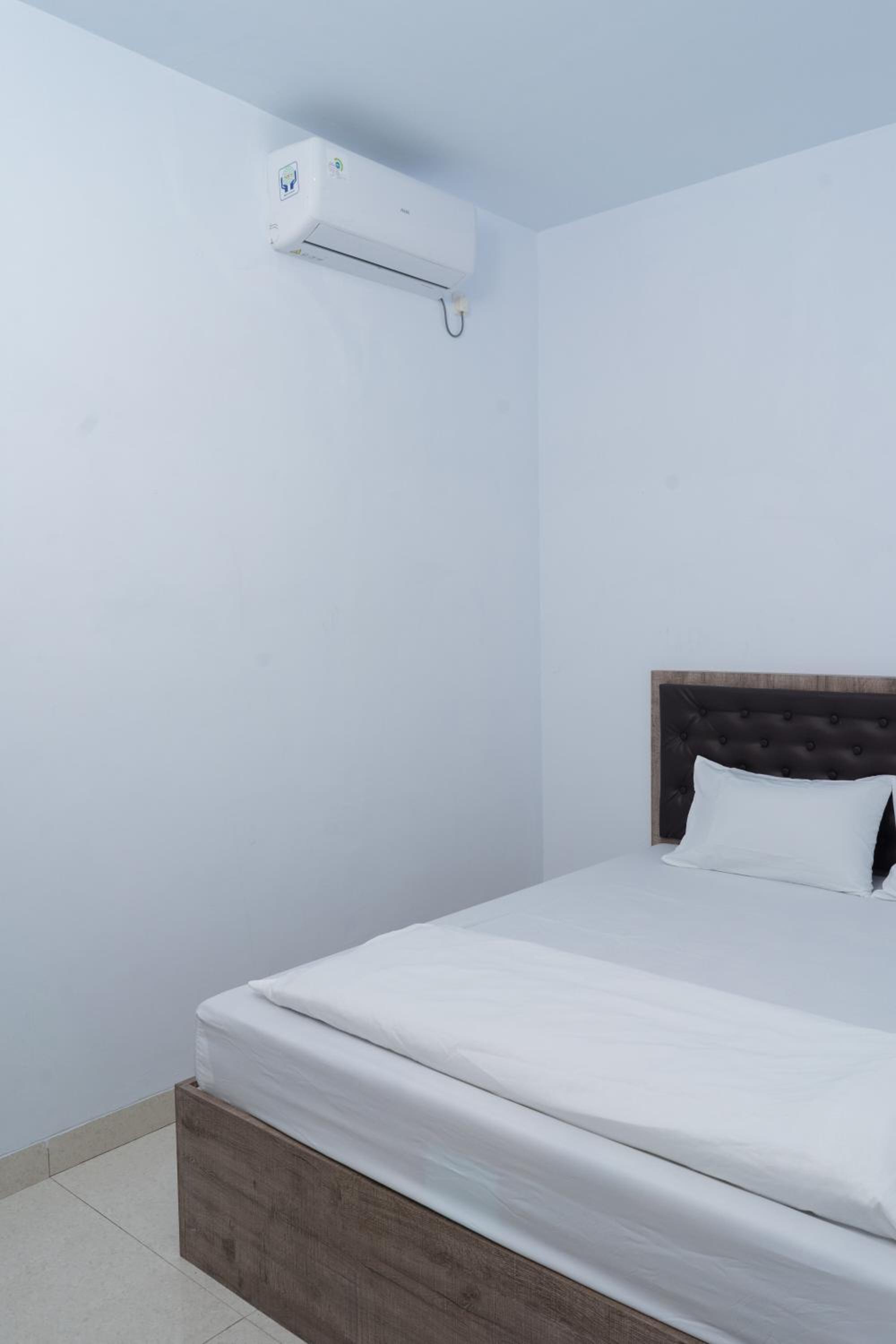 Deluxe Double Room (2 Adults + 1 Child) - Photo 4