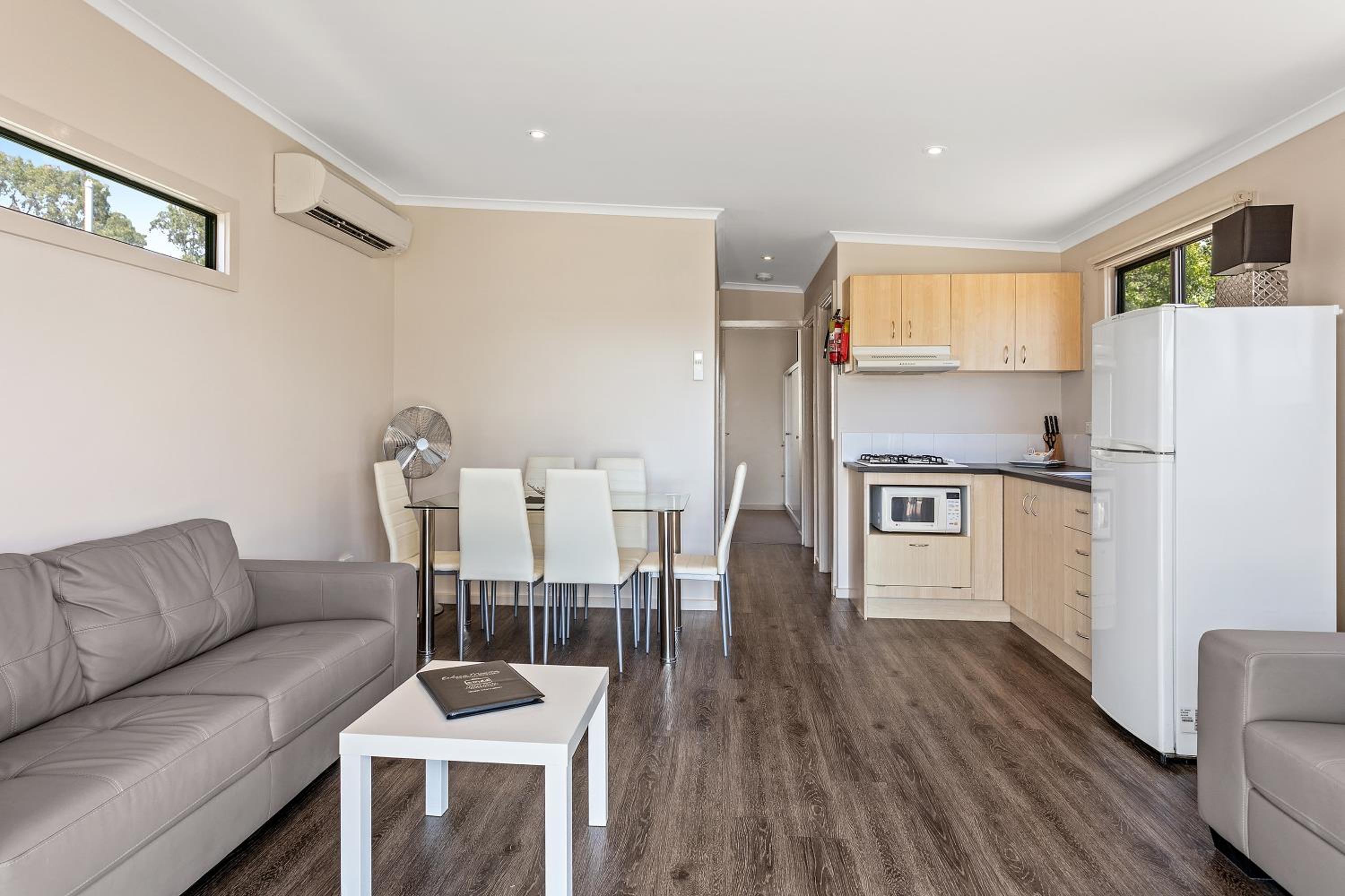 Deluxe Family Cabin (4 People)