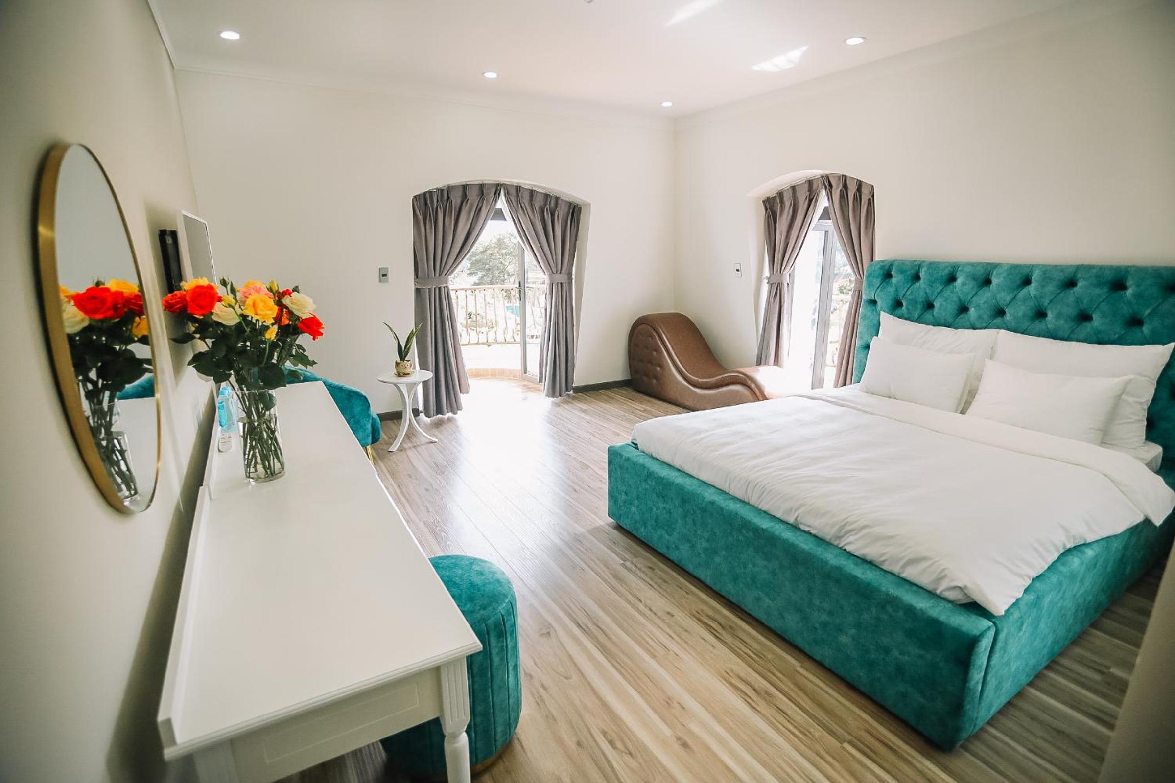 Suite - Photo 1